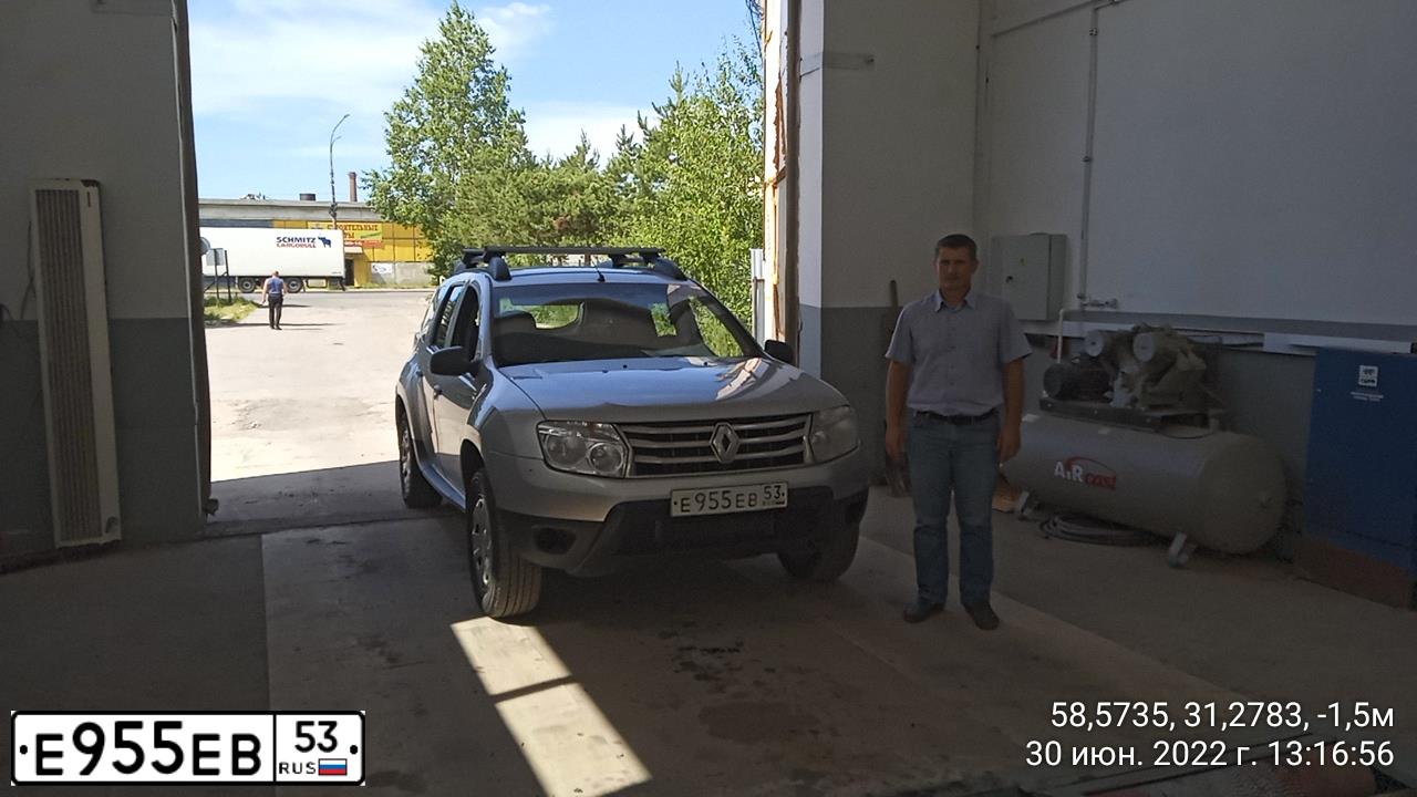 Фото автомобиля RENAULT DUSTER, 2015 — госномер Е955ЕВ53. Цвет: СВЕТЛО-СЕРЫЙ