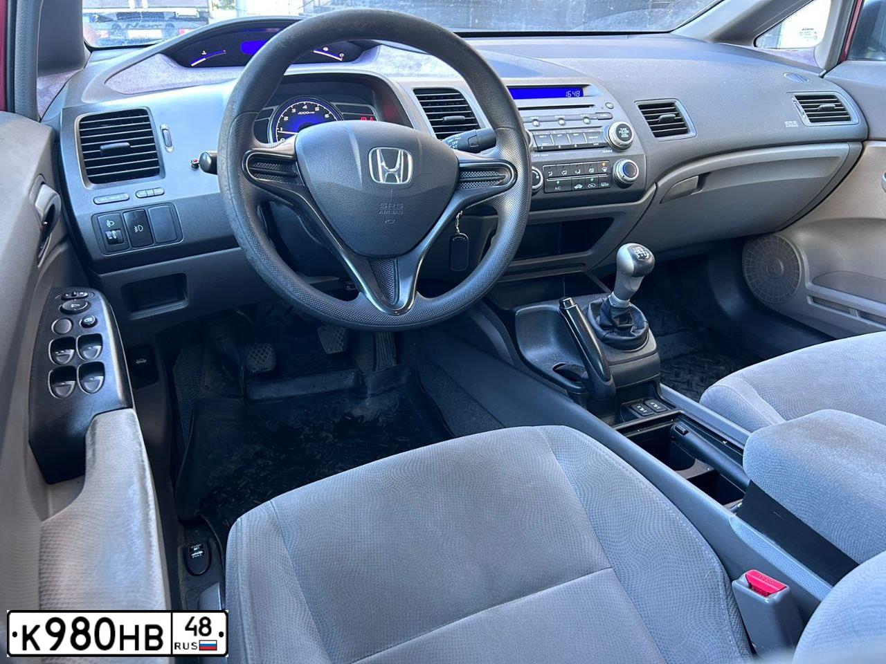 Фото автомобиля HONDA CIVIC, 2008 — госномер Н054РС21. Цвет: ТЕМНО-КРАСНЫЙ