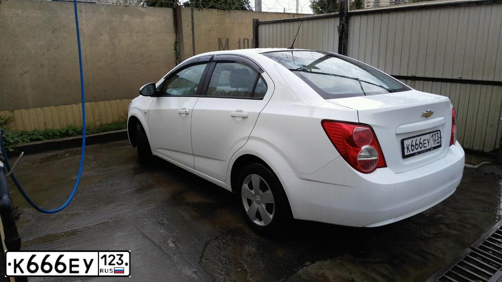 Фото автомобиля CHEVROLET AVEO, 2012 — госномер К666ЕУ123. Цвет: Белый