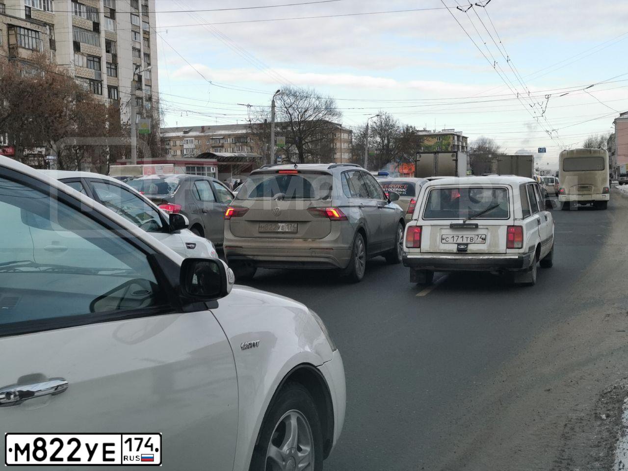 Фото автомобиля VOLKSWAGEN TIGUAN, 2019 — госномер М822УЕ174. Цвет: Серебристый