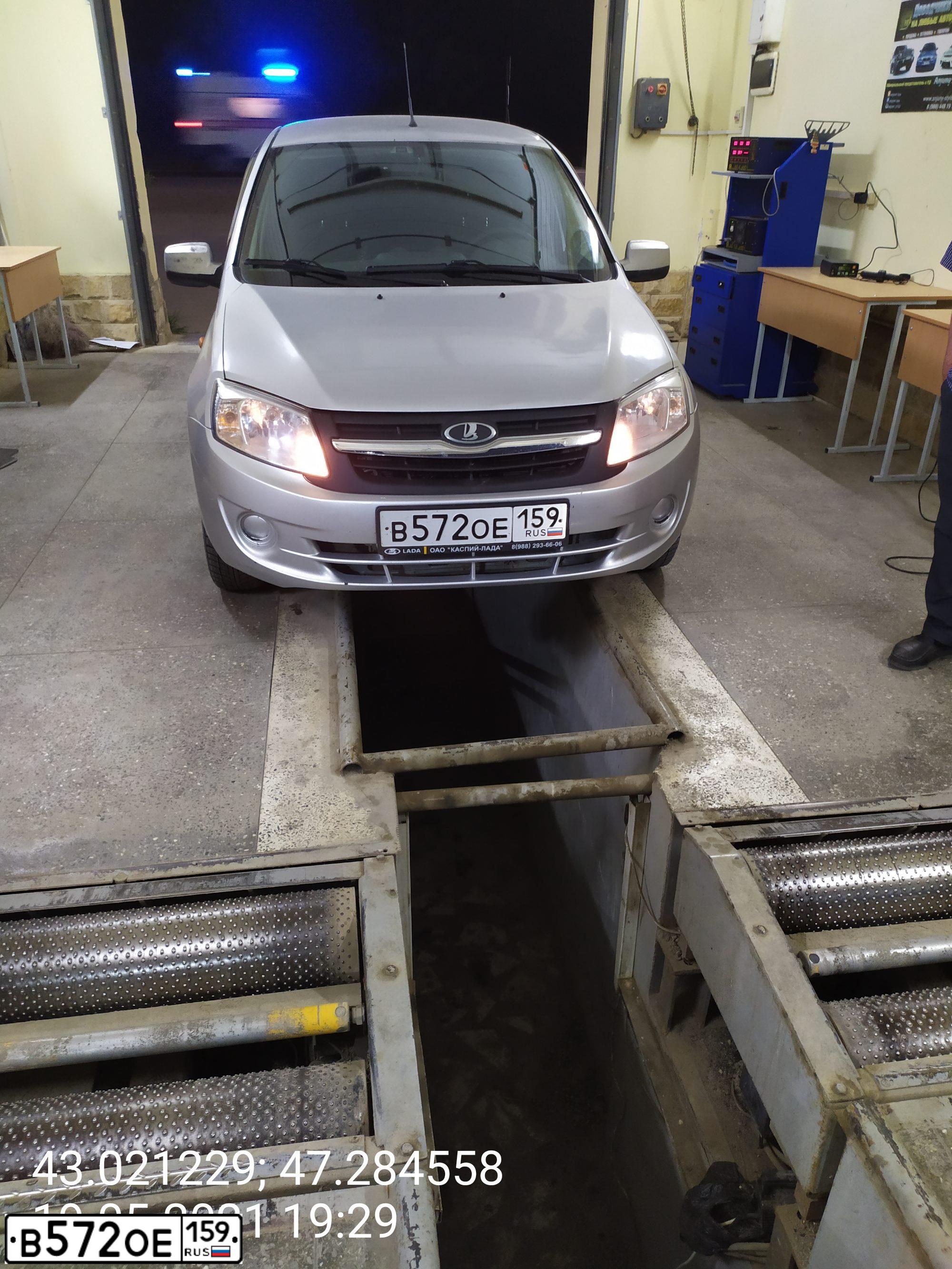 Фото автомобиля LADA 2190 GRANTA, 2013 — госномер В572ОЕ159. Цвет: СЕРЕБРИСТЫЙ