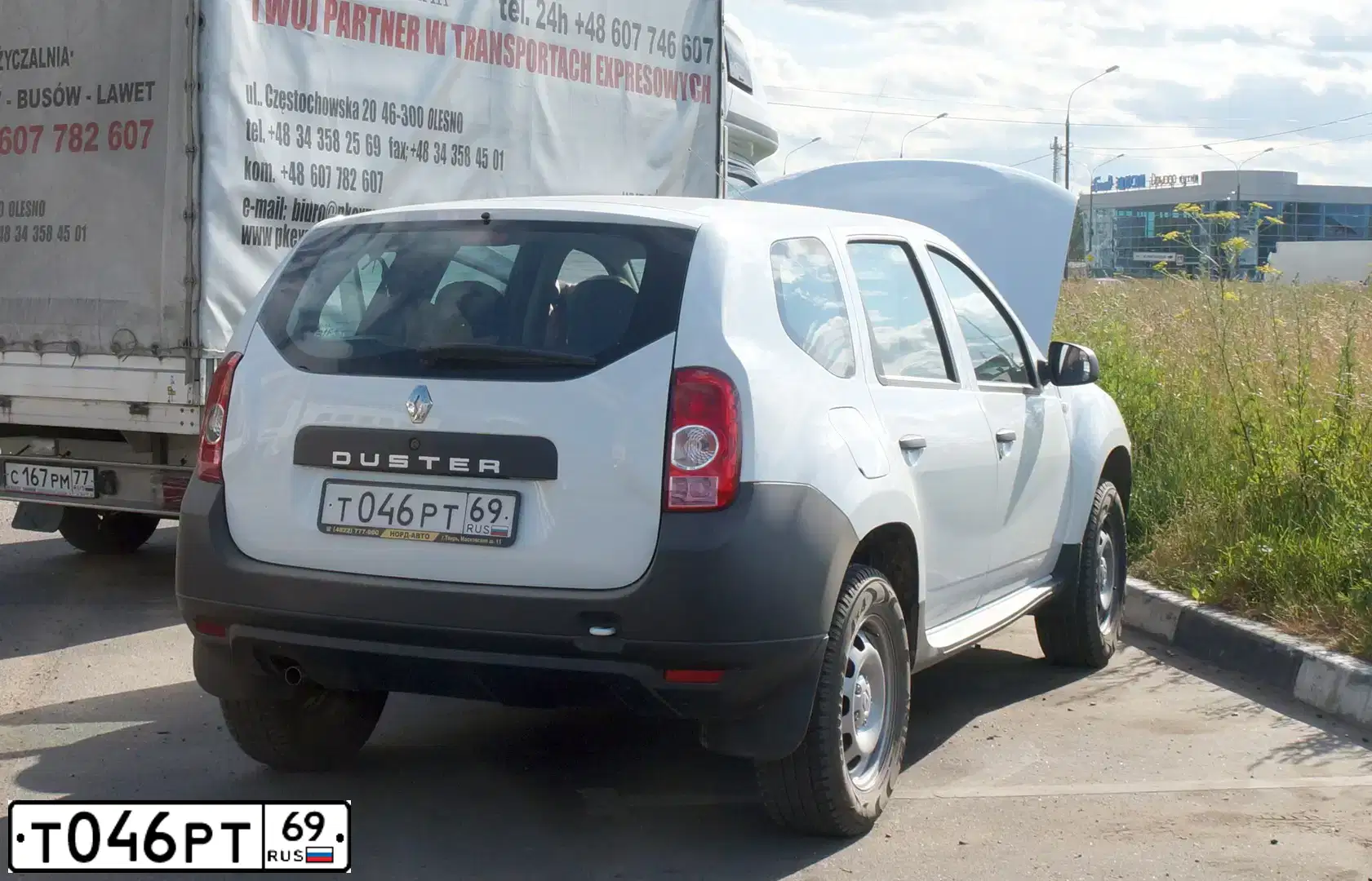 Фото автомобиля RENAULT DUSTER, 2015 — госномер В704ТХ799. Цвет: Белый