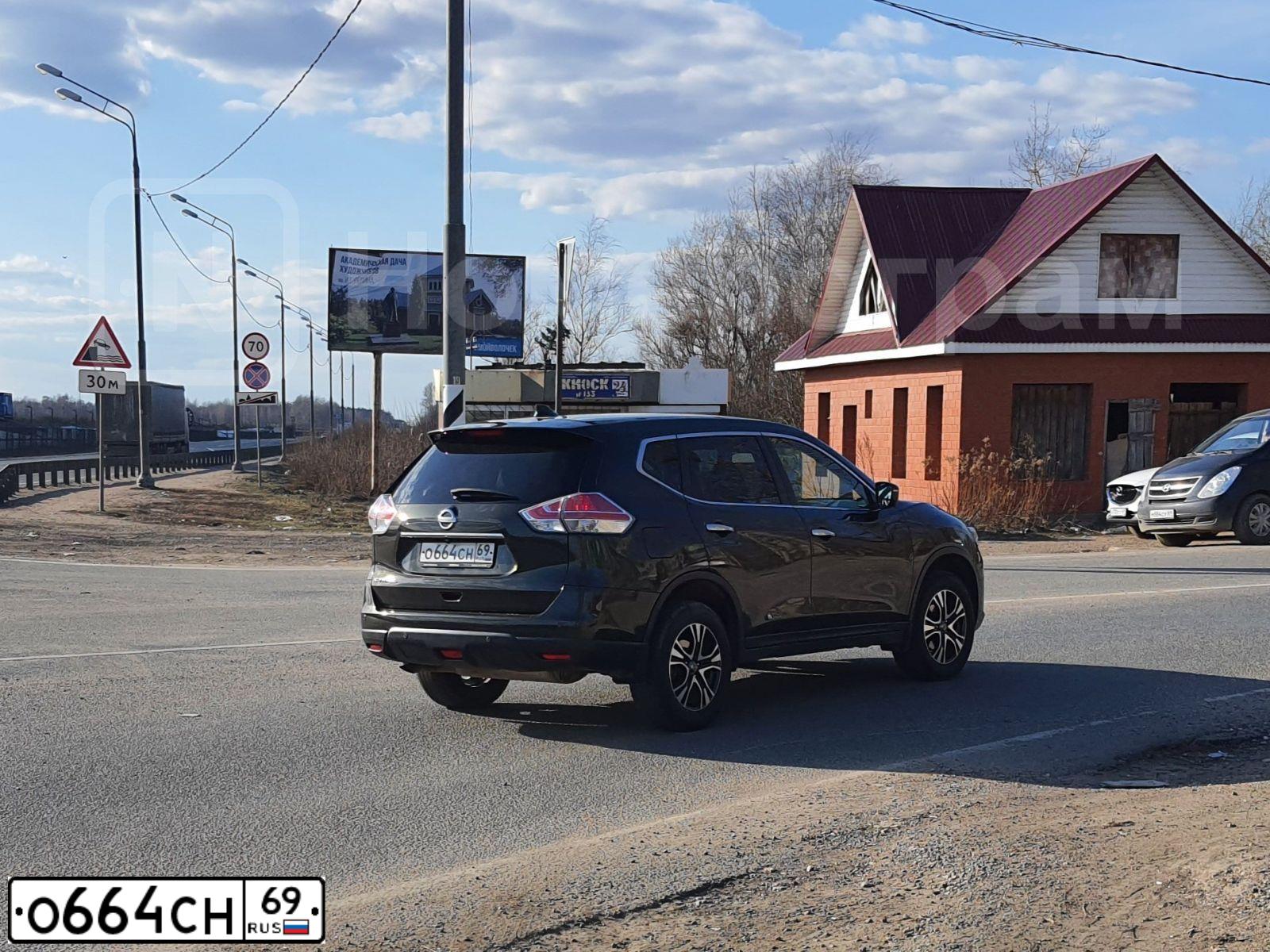 Фото автомобиля NISSAN X-TRAIL, 2018 — госномер О664СН69. Цвет: ОЛИВКОВЫЙ