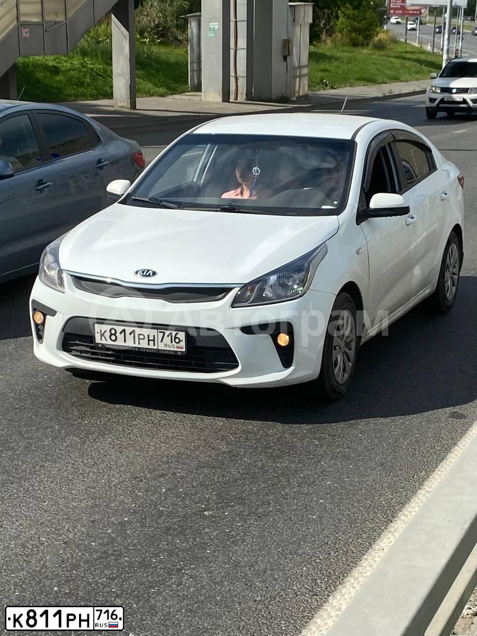 Фото автомобиля KIA RIO, 2018 — госномер К811РН716. Цвет: Белый