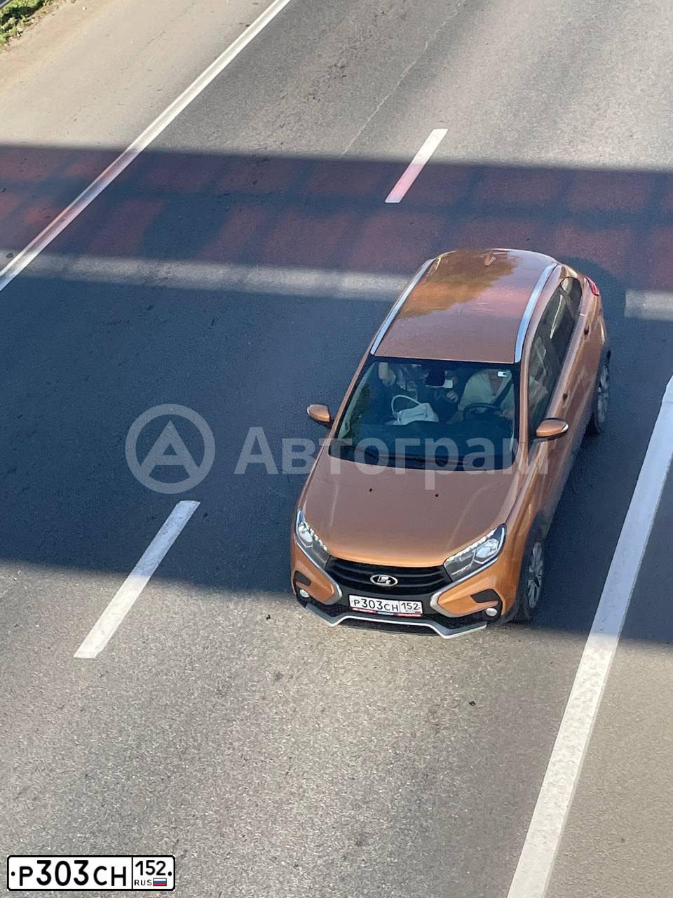 Фото автомобиля LADA XRAY, 2018 — госномер Р303СН152. Цвет: ОРАНЖЕВЫЙ