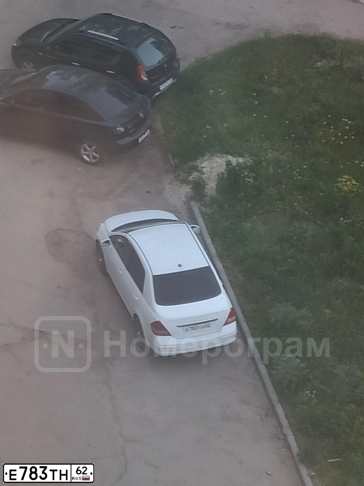Фото автомобиля NISSAN TIIDA, 2008 — госномер Е783ТН62. Цвет: Белый