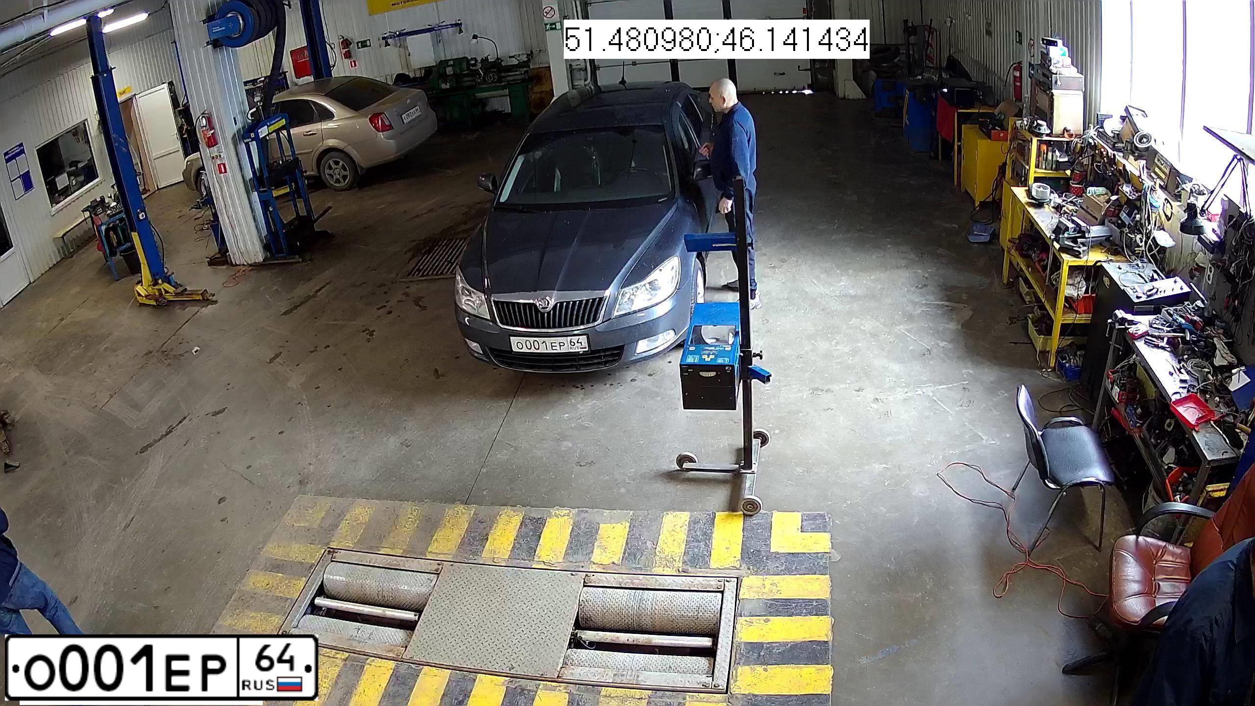 Фото автомобиля SKODA OCTAVIA, 2012 — госномер О001ЕР64. Цвет: ТЕМНО СЕРЫЙ