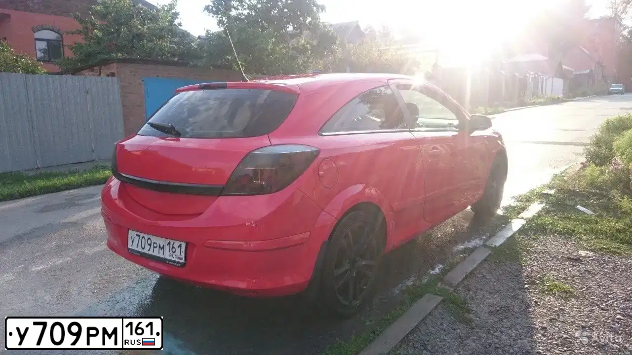 Фото автомобиля OPEL ASTRA, 2008 — госномер У709РМ161. Цвет: Красный