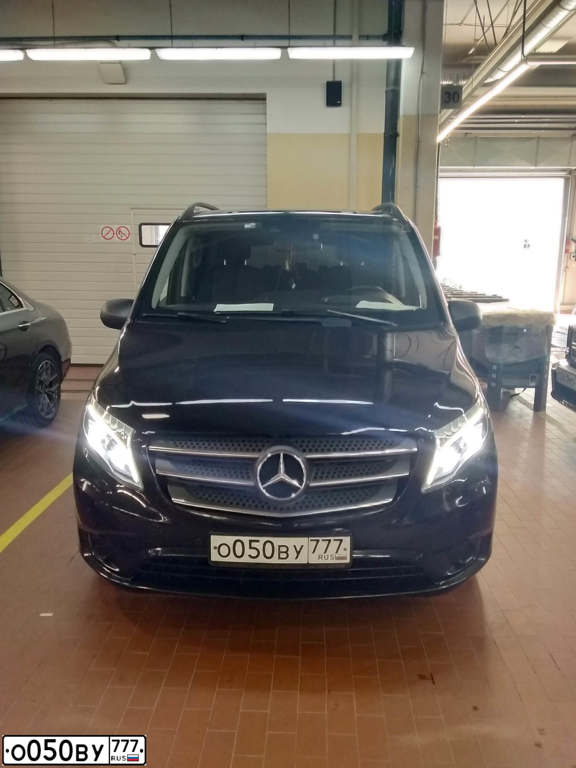 Фото автомобиля MERCEDES VITO, 2018 — госномер О050ВУ777. Цвет: ЧЕРНЫЙ