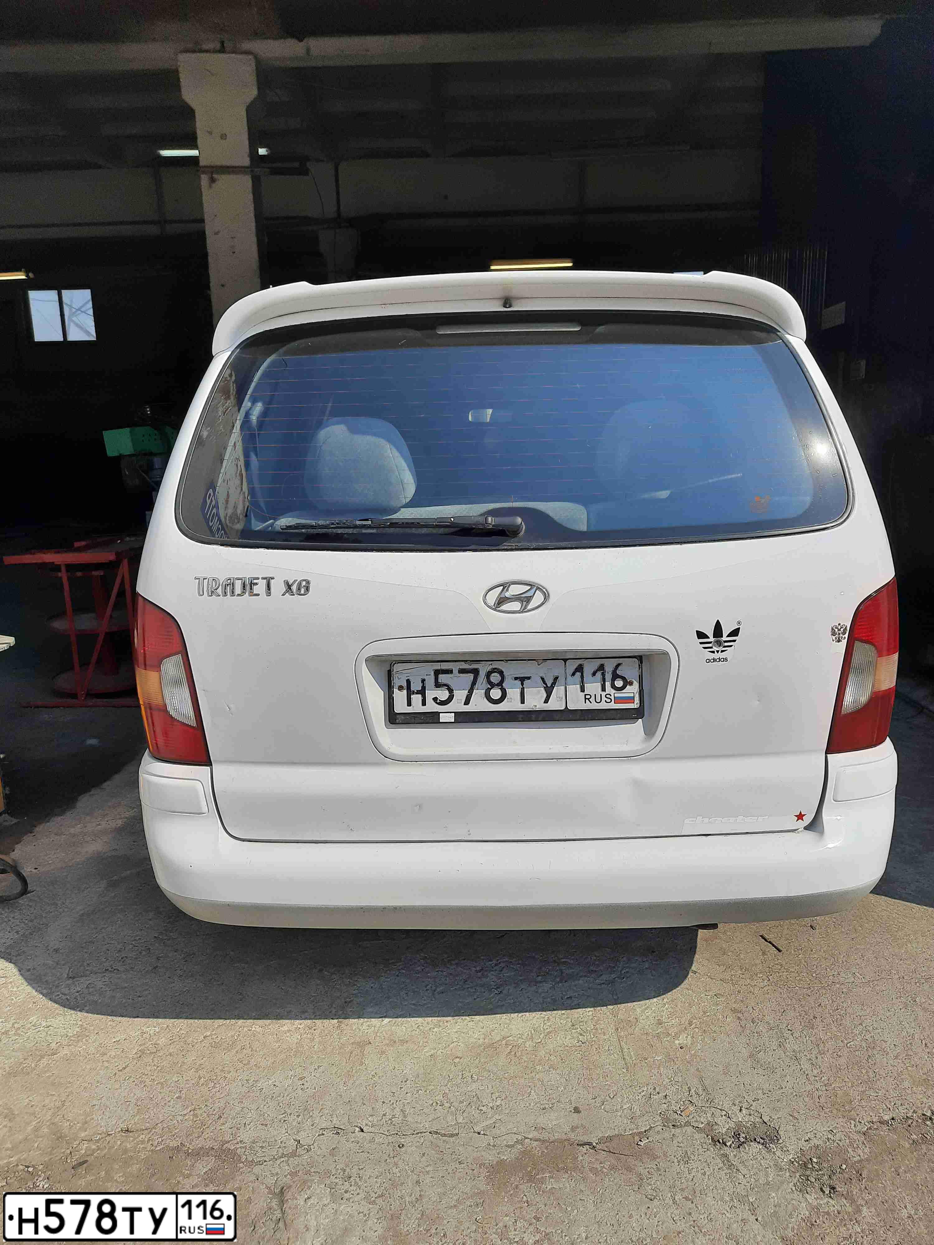 Фото автомобиля HYUNDAI TRAJET, 2001 — госномер К669КН763. Цвет: Белый