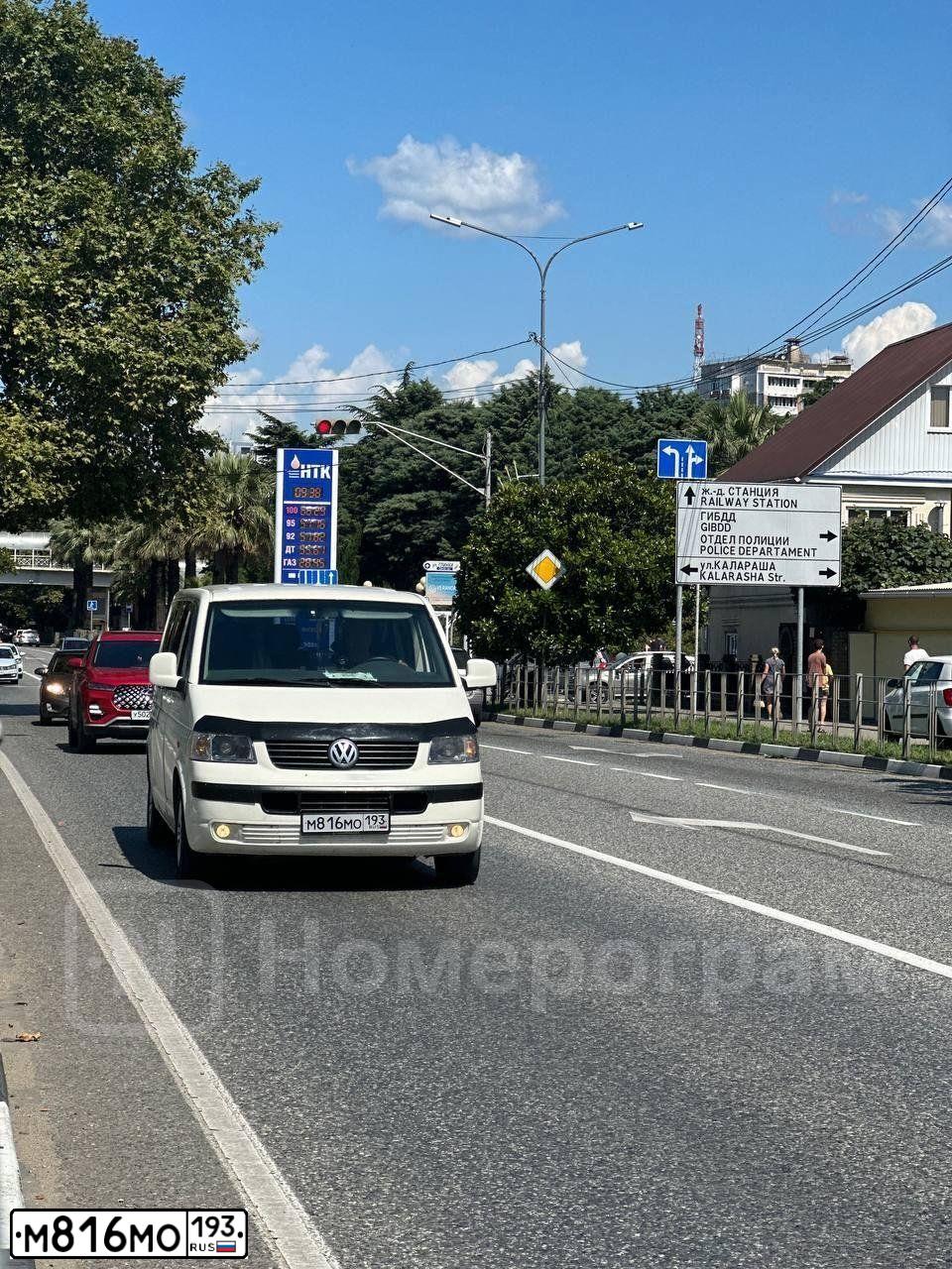 Фото автомобиля VOLKSWAGEN TRANSPORTER, 2008 — госномер М816МО193. Цвет: Белый