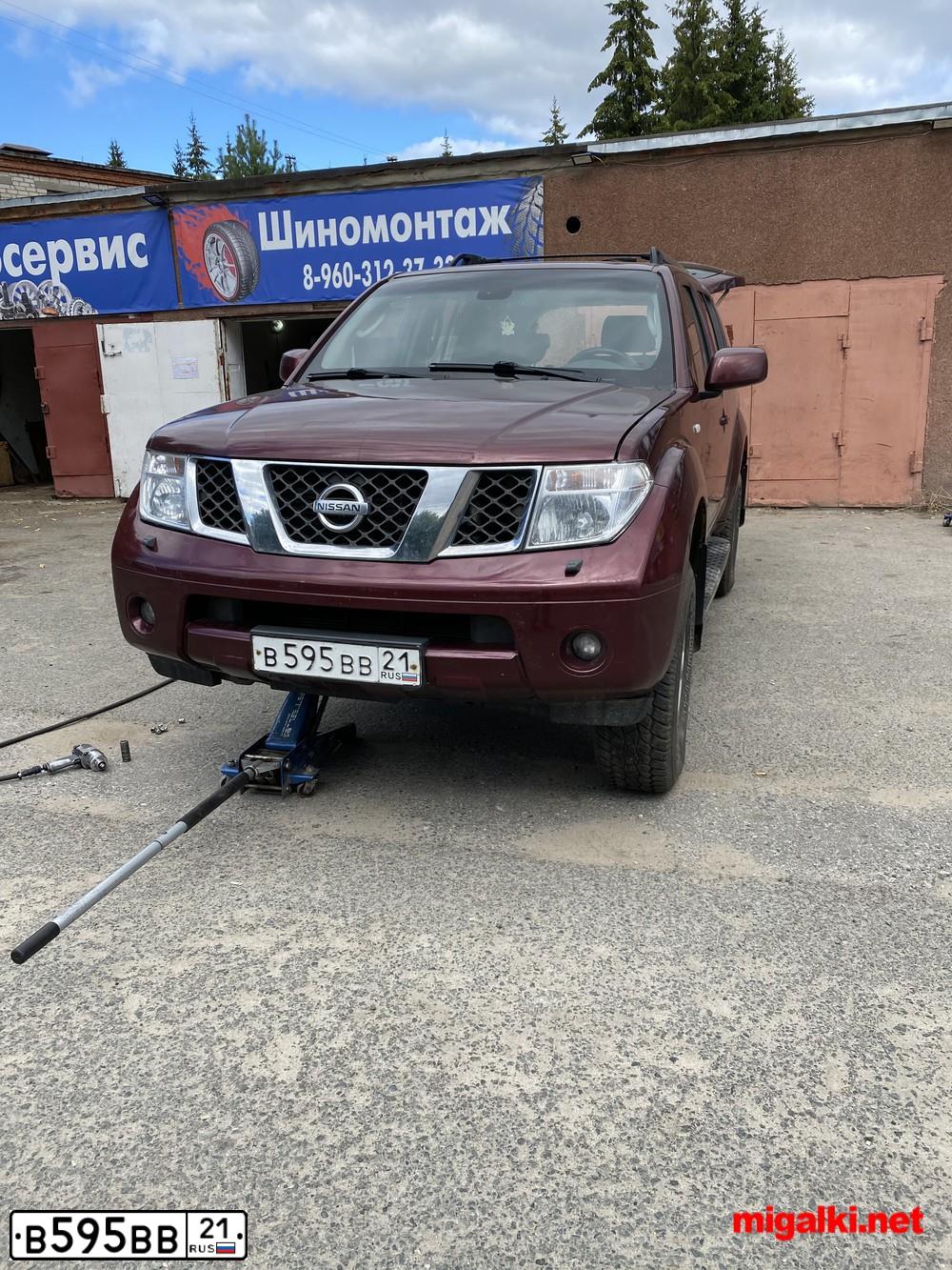 Фото автомобиля NISSAN PATHFINDER, 2006 — госномер В595ВВ21. Цвет: КРАСНЫЙ