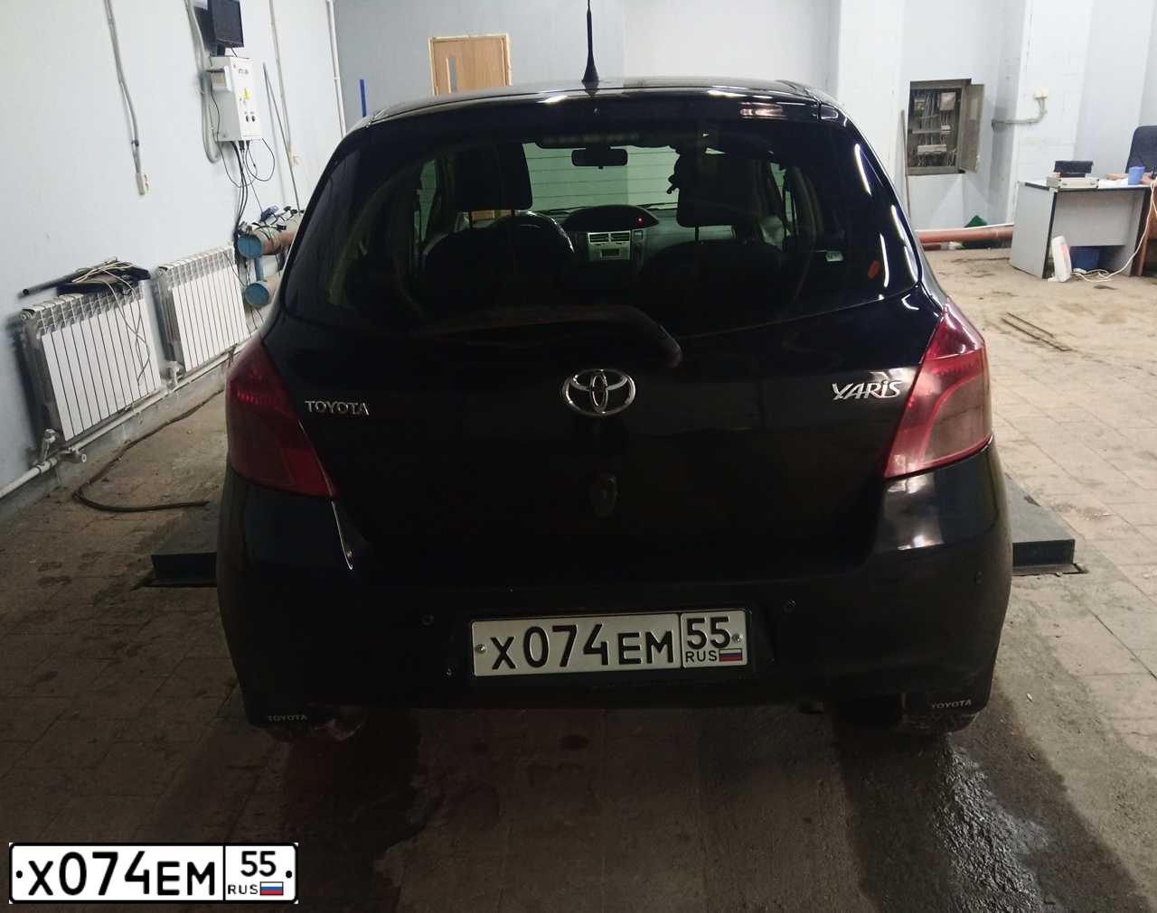 Фото автомобиля TOYOTA YARIS, 2008 — госномер Х074ЕМ55. Цвет: ЧЕРНЫЙ