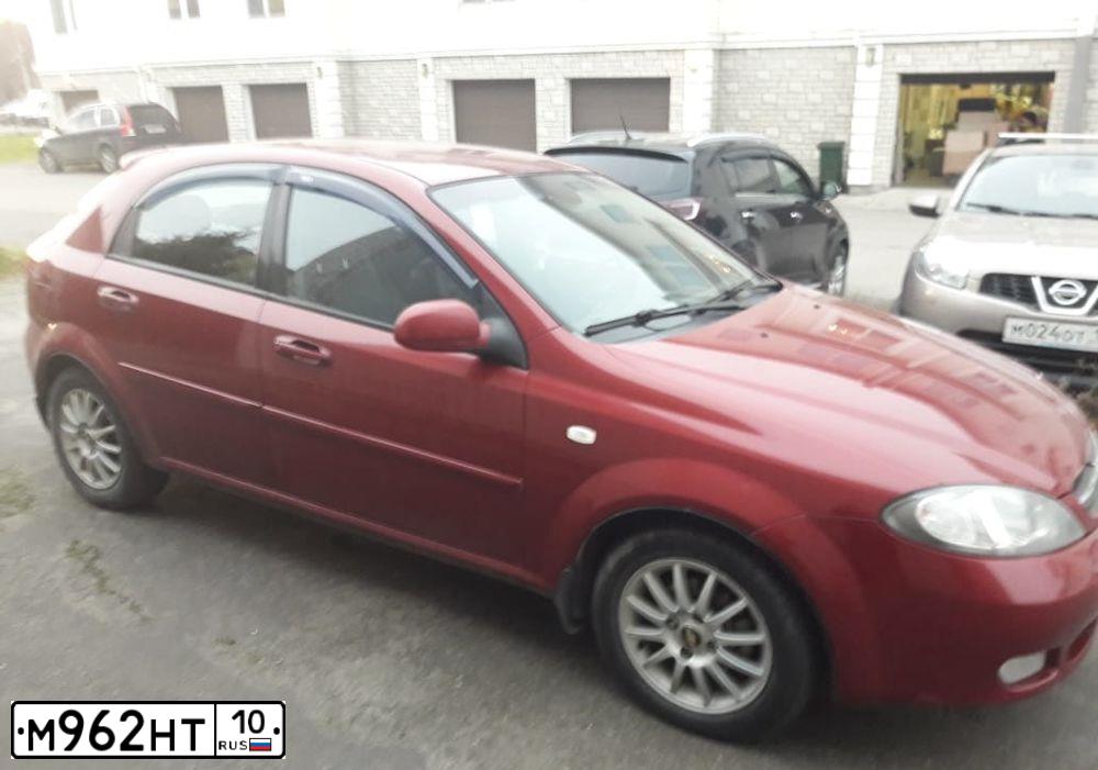Фото автомобиля CHEVROLET LACETTI, 2007 — госномер М962НТ10. Цвет: Красный