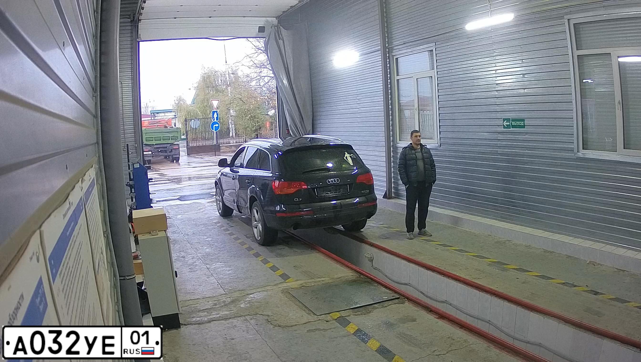 Фото автомобиля AUDI Q7, 2008 — госномер А032УЕ01. Цвет: ЧЕРНЫЙ