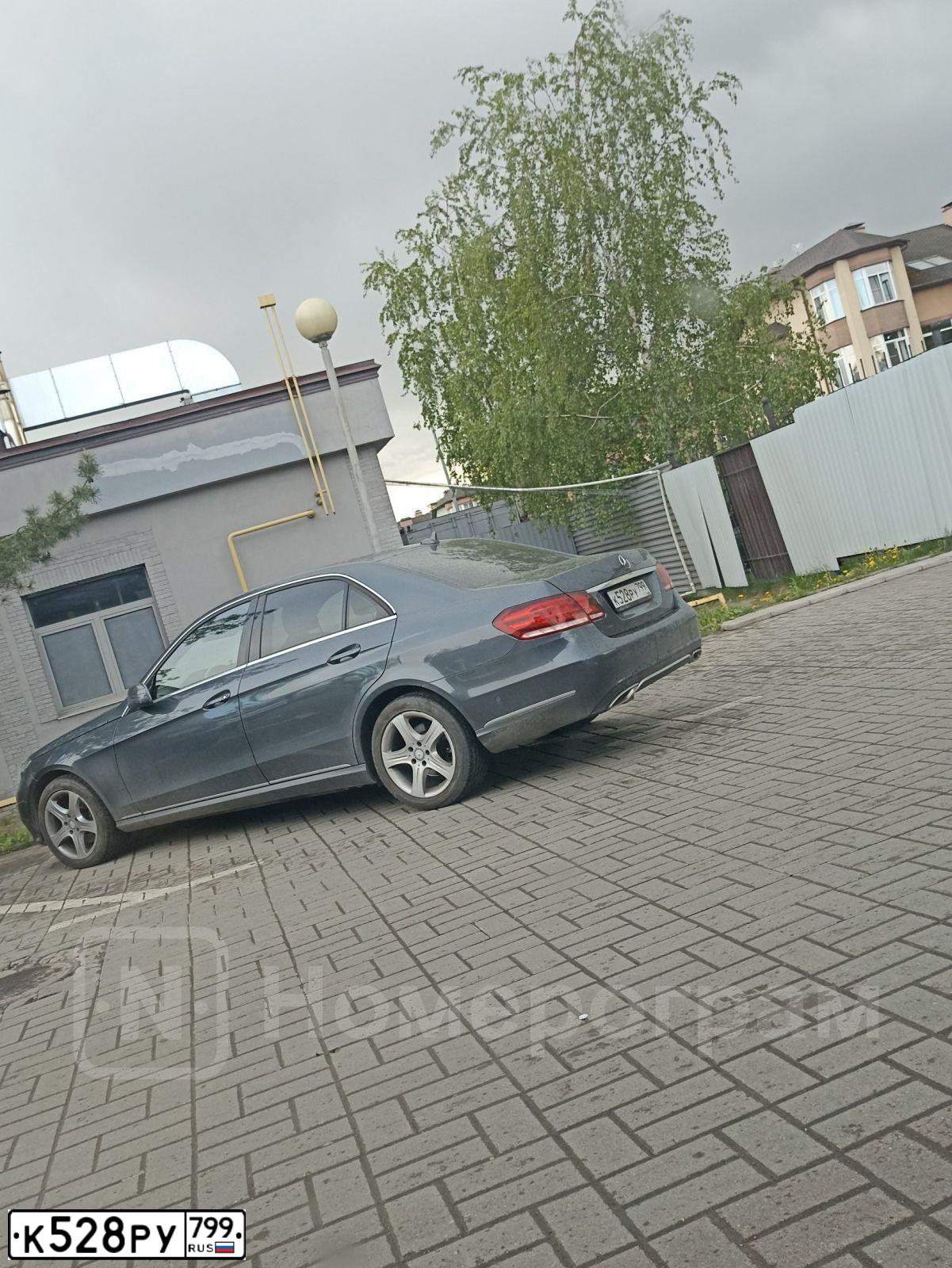 Фото автомобиля MERCEDES E-KLASSE, 2013 — госномер К528РУ799. Цвет: СЕРЫЙ