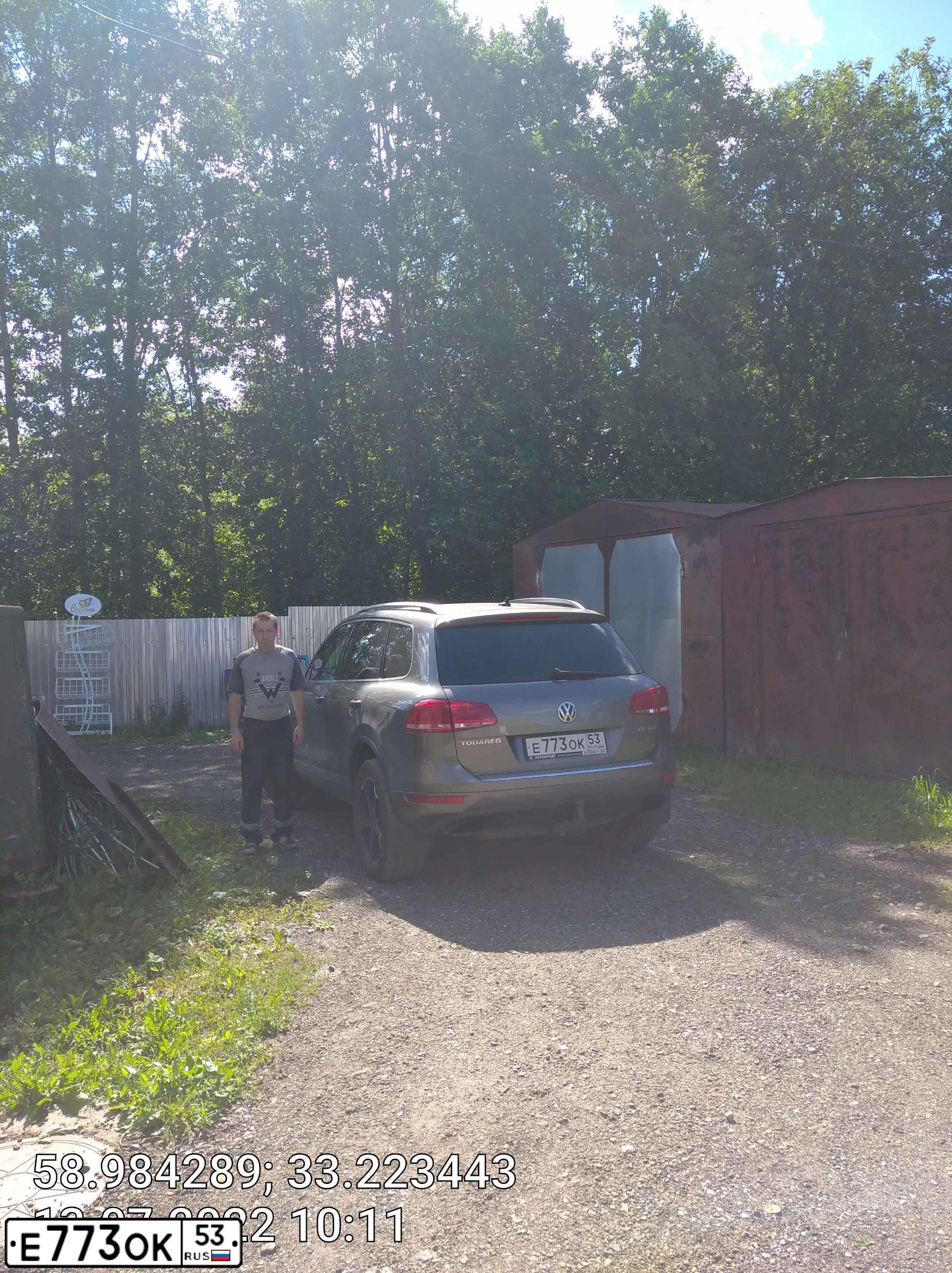 Фото автомобиля VOLKSWAGEN TOUAREG, 2012 — госномер Е773ОК53. Цвет: СЕРЫЙ