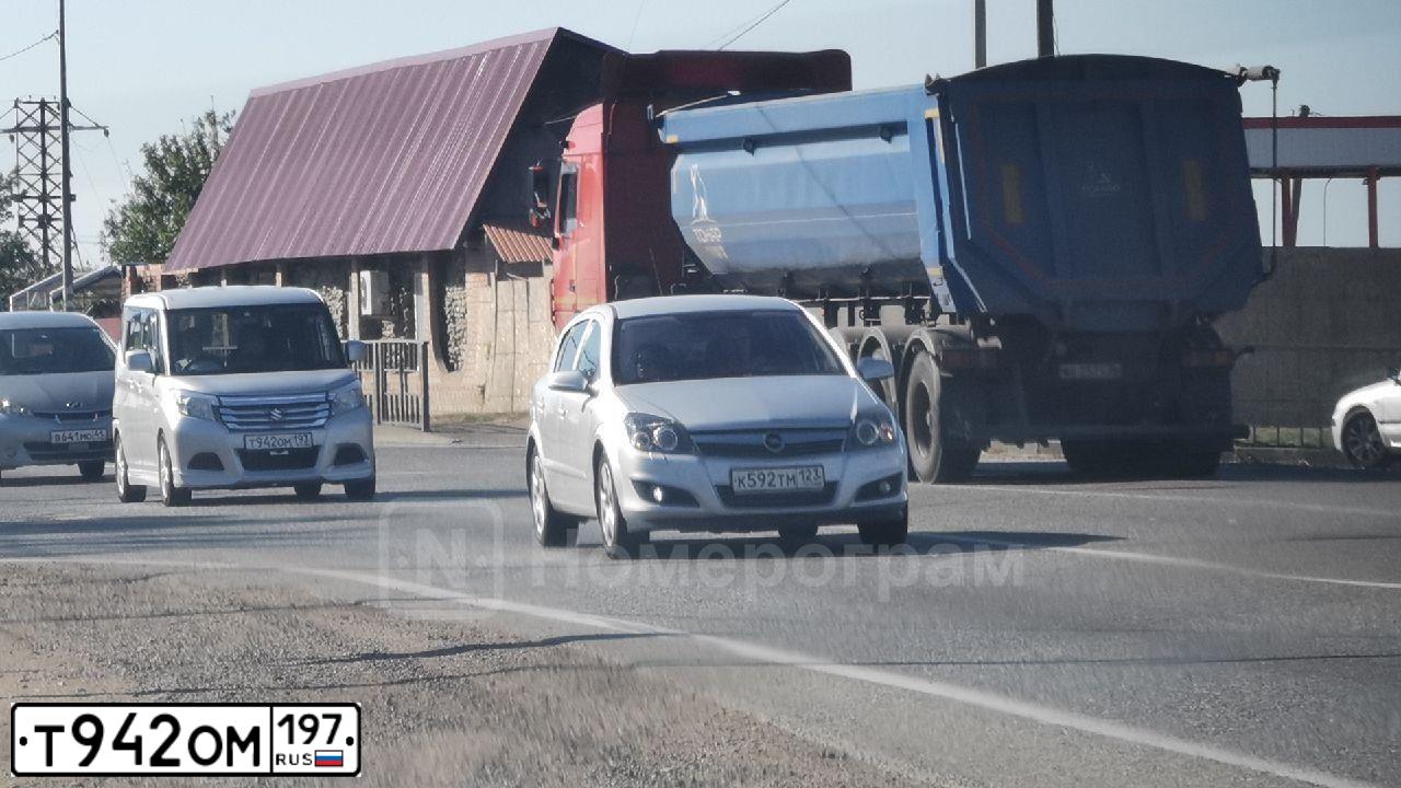 Фото автомобиля FORD FOCUS, 2000 — госномер Т924ОМ197. Цвет: ВИШНЕВЫЙ