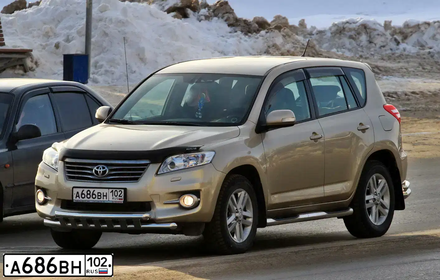 Фото автомобиля TOYOTA RAV4, 2011 — госномер А686ВН102. Цвет: БЕЖЕВЫЙ