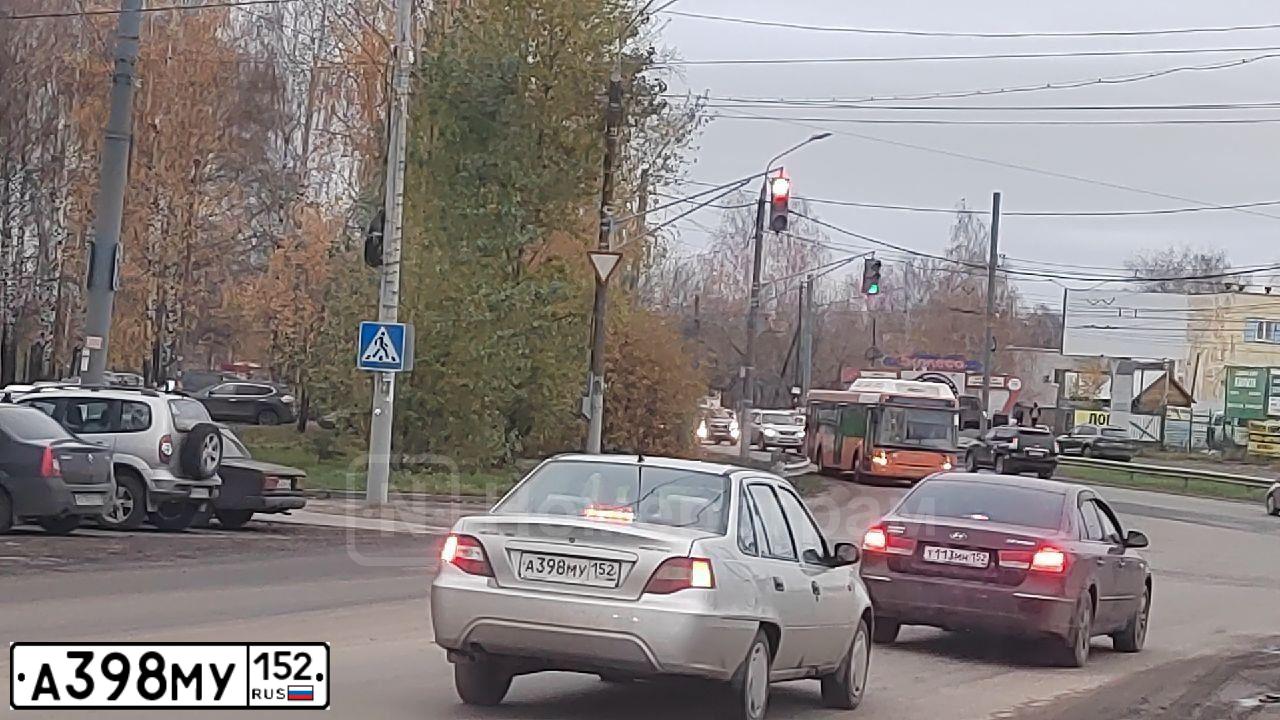 Фото автомобиля DAEWOO NEXIA, 2009 — госномер А398МУ152. Цвет: СВЕТЛО-СЕРЫЙ