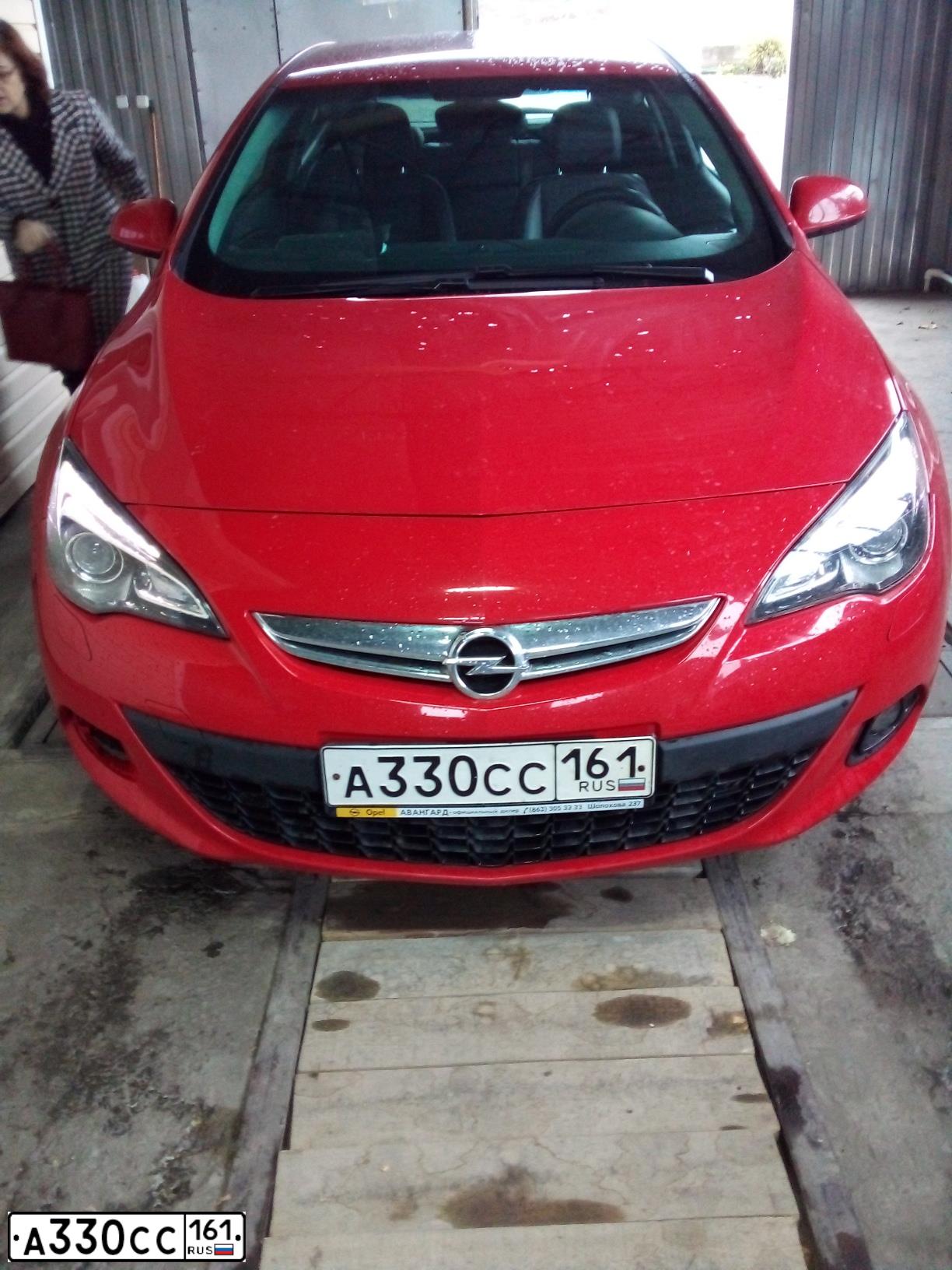Фото автомобиля OPEL ASTRA, 2013 — госномер А330СС161. Цвет: Красный