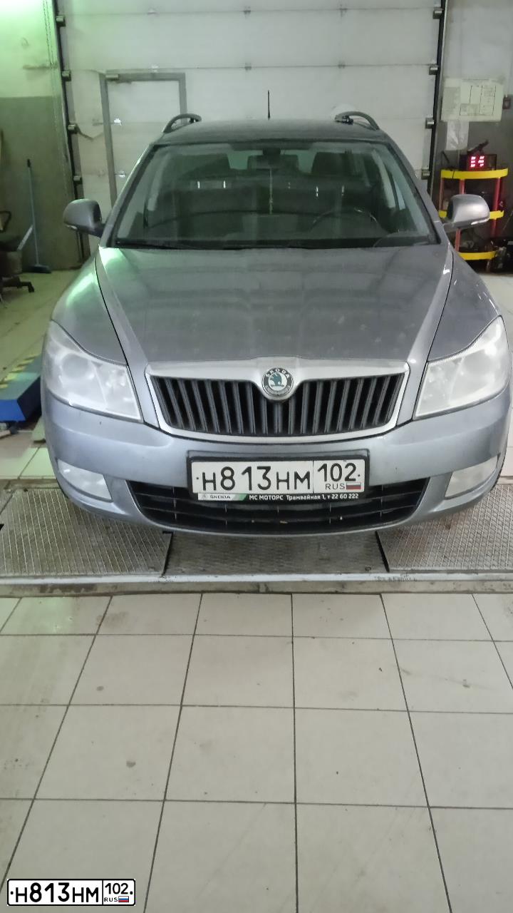 Фото автомобиля SKODA OCTAVIA, 2012 — госномер Н813НМ102. Цвет: Серый