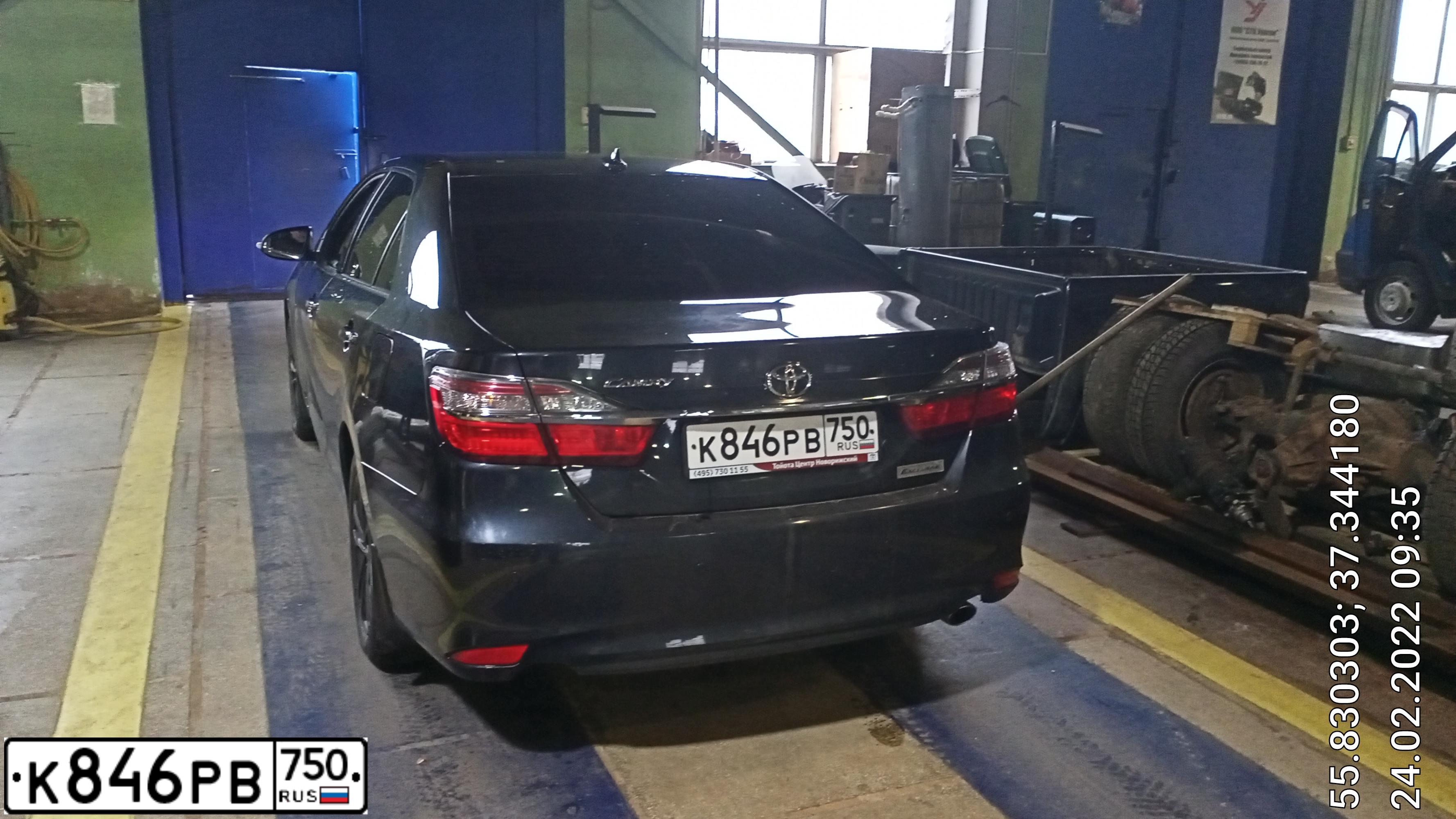 Фото автомобиля TOYOTA CAMRY, 2017 — госномер К846РВ750. Цвет: Темно-серый металлик
