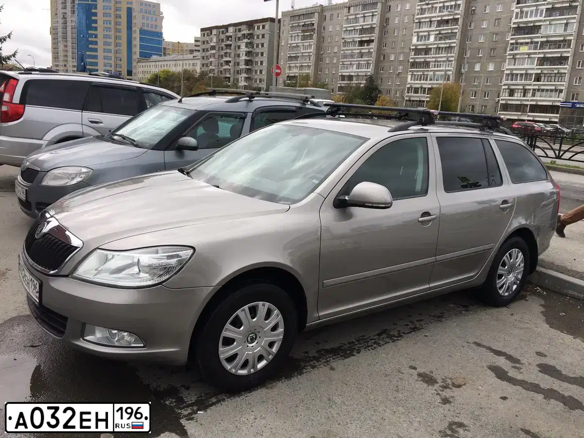 Фото автомобиля SKODA OCTAVIA, 2012 — госномер А032ЕН196. Цвет: БЕЖЕВЫЙ