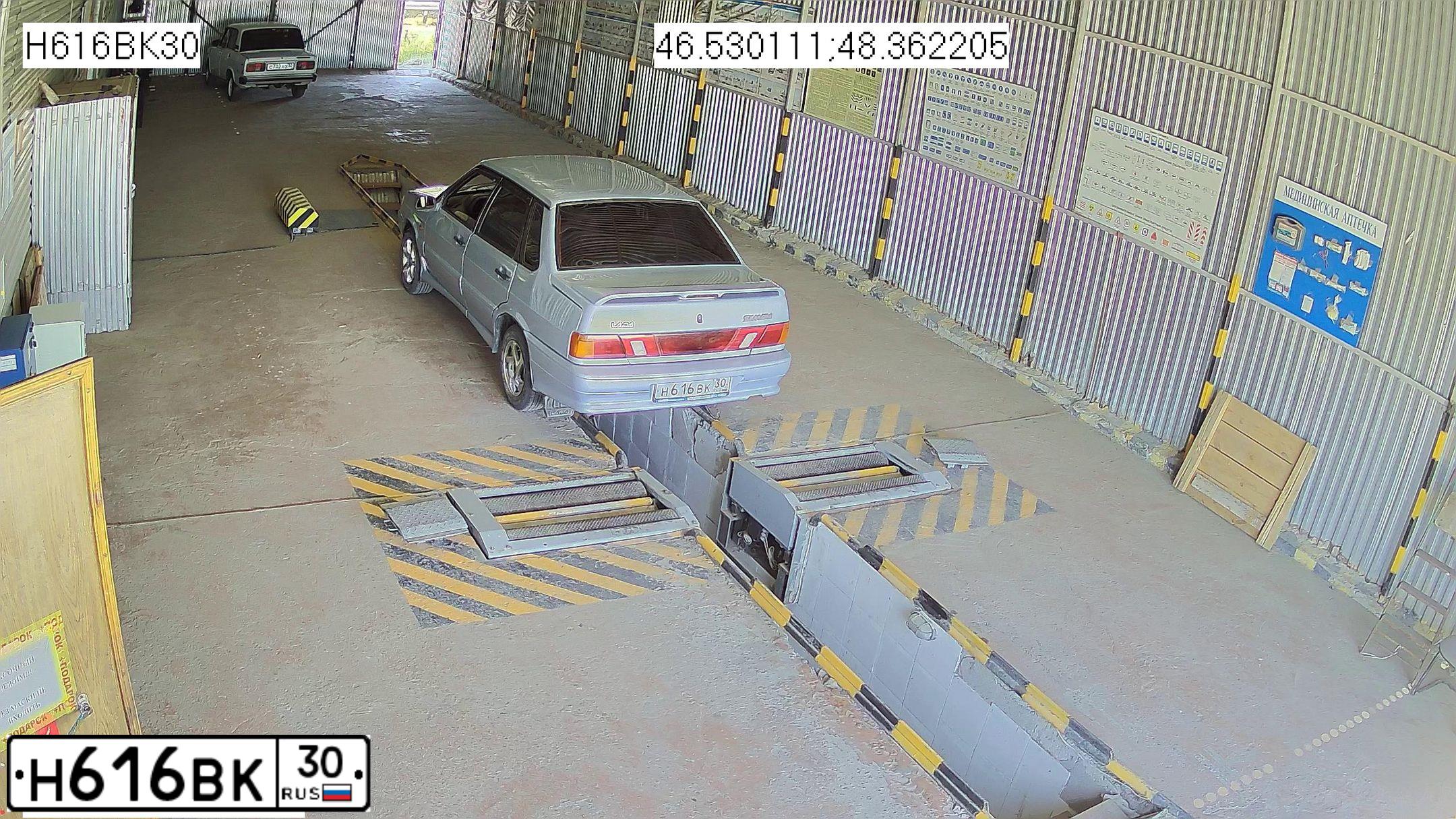 Фото автомобиля LADA 2115 SAMARA, 2004 — госномер Н616ВК30. Цвет: Серебристо-Желтый