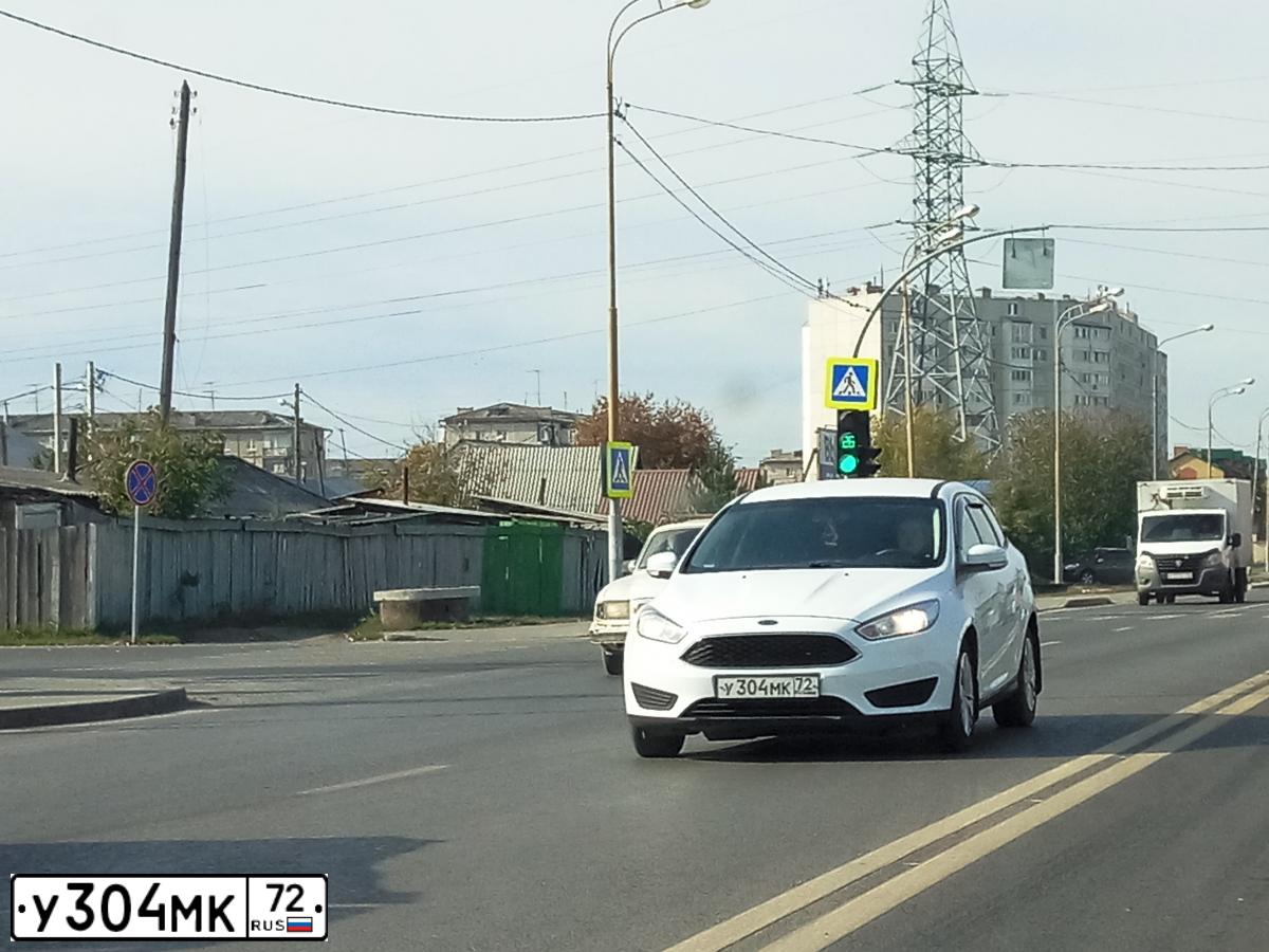 Фото автомобиля FORD FOCUS, 2018 — госномер У304МК72. Цвет: Белый