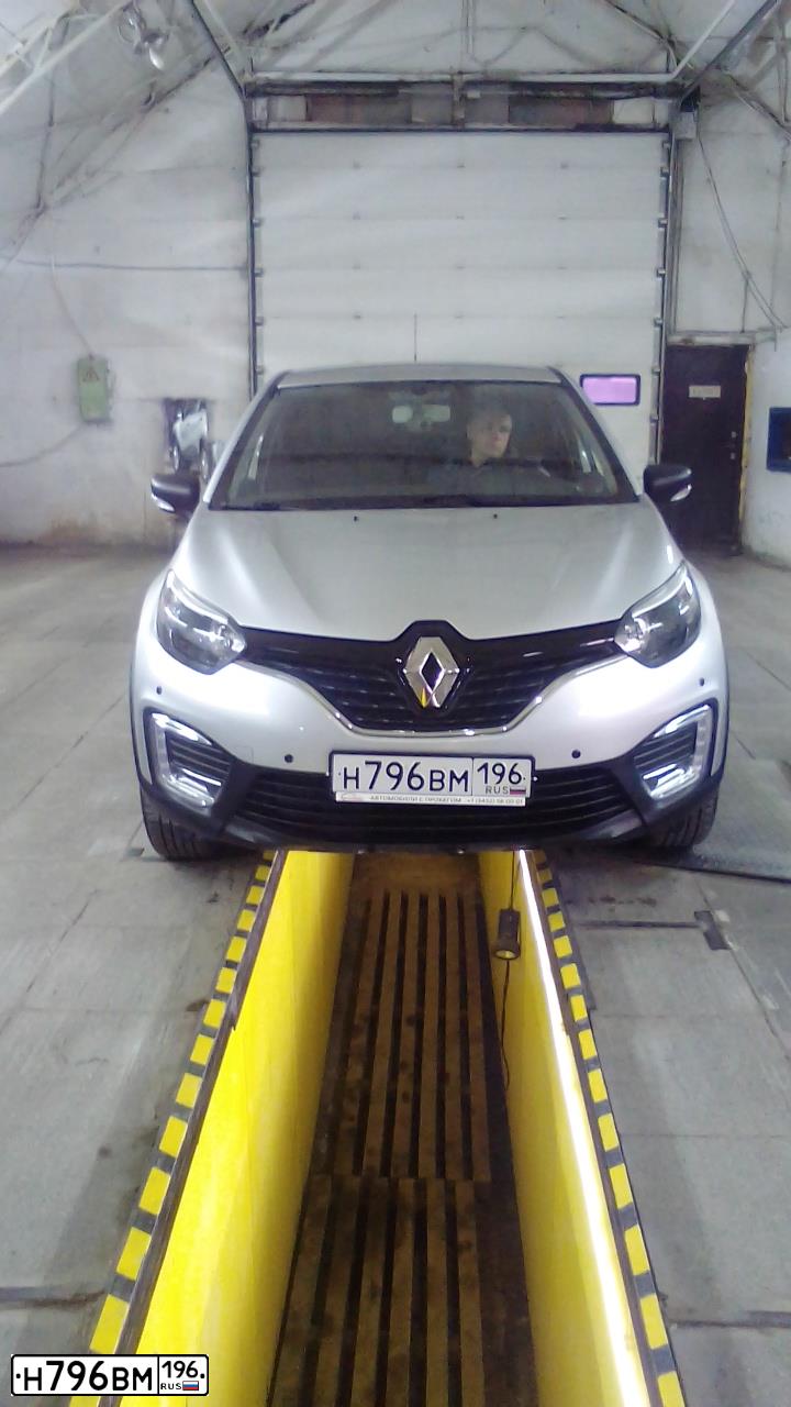 Фото автомобиля RENAULT KAPTUR, 2016 — госномер Н796ВМ196. Цвет: СВЕТЛО-СЕРЫЙ