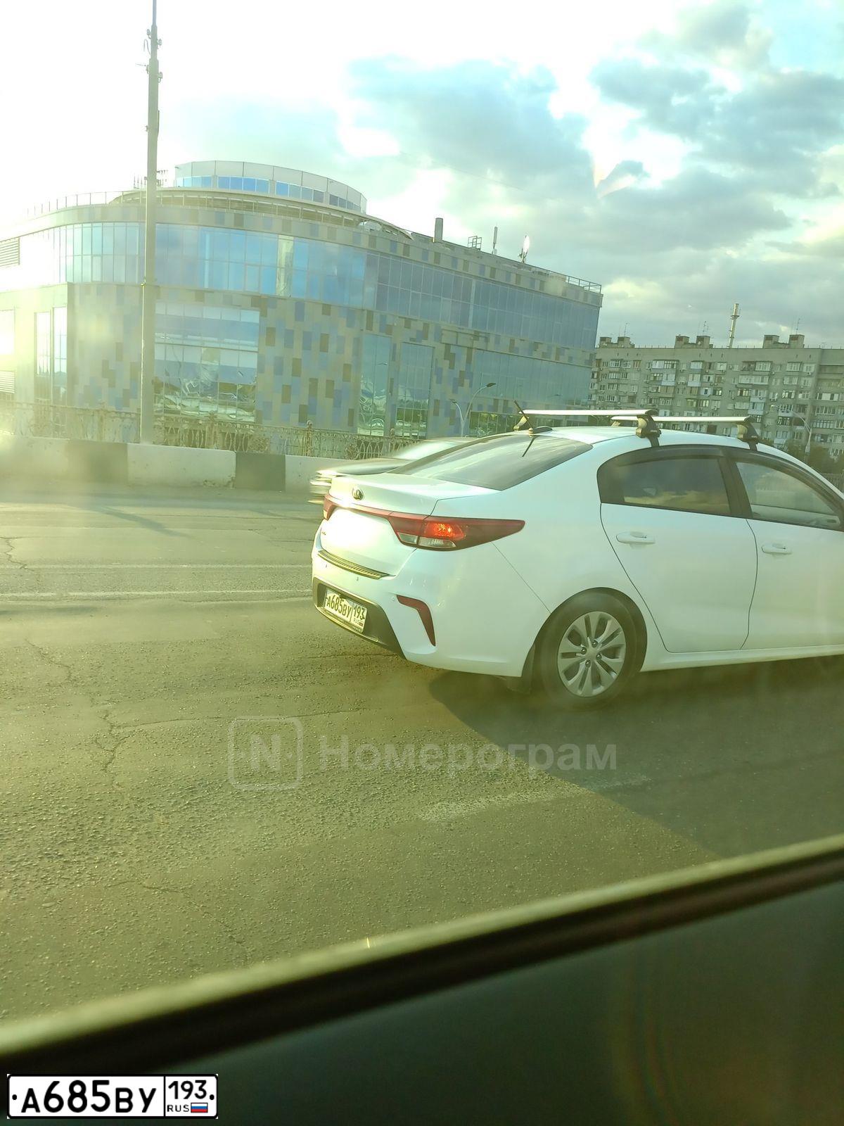 Фото автомобиля KIA RIO, 2020 — госномер А685ВУ193. Цвет: Белый