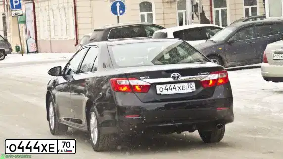 Фото автомобиля TOYOTA CAMRY, 2011 — госномер О444ХЕ70. Цвет: ЧЕРНЫЙ МЕТАЛЛИК