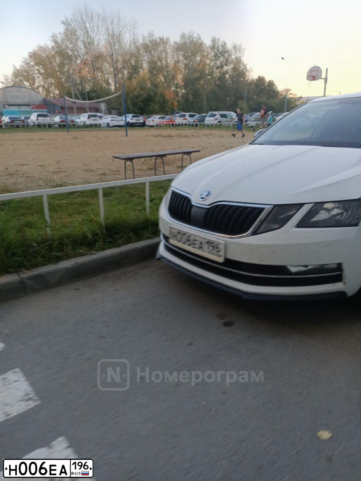 Фото автомобиля SKODA OCTAVIA, 2020 — госномер Н006ЕА196. Цвет: Белый