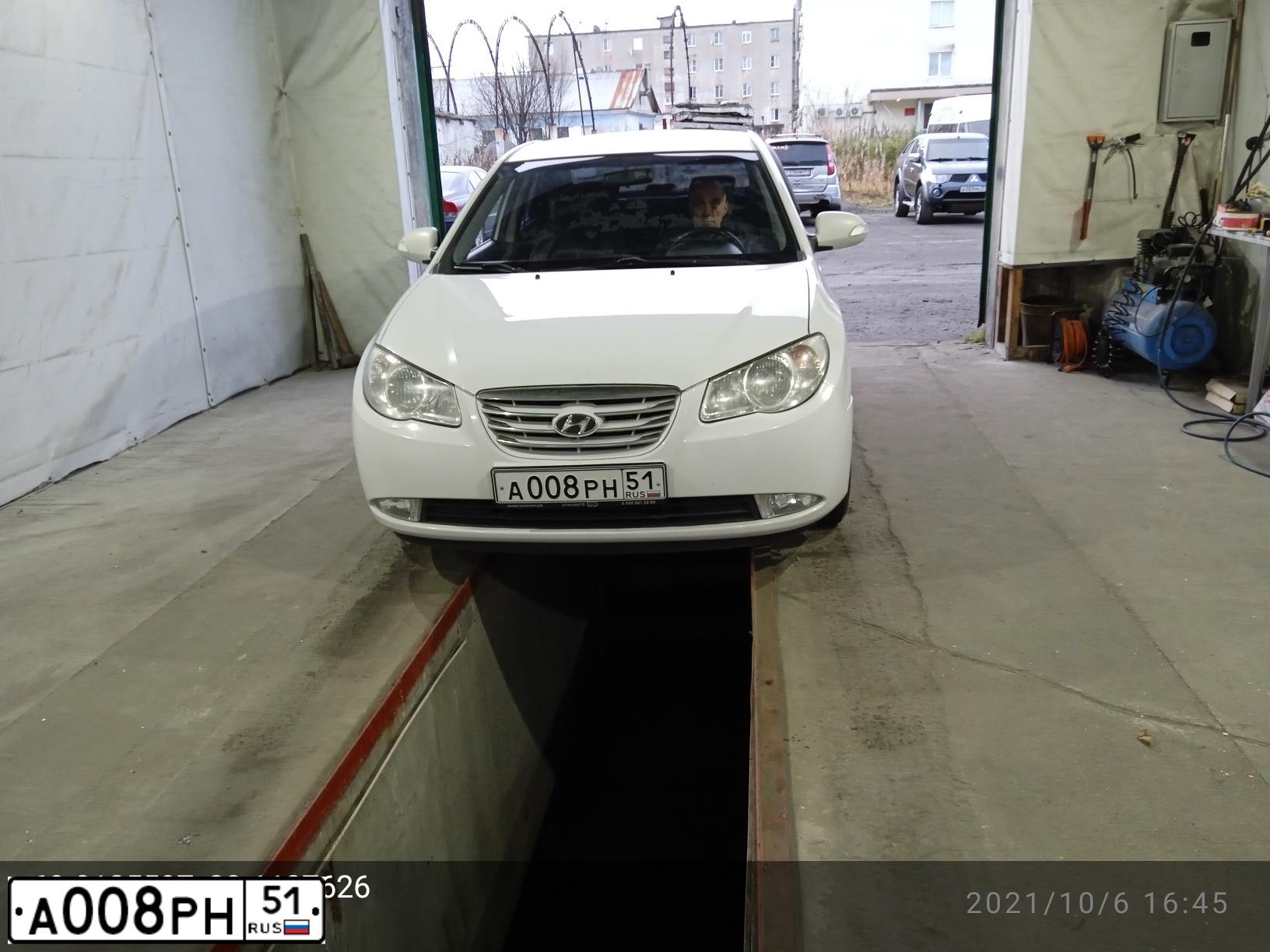 Фото автомобиля HYUNDAI ELANTRA, 2010 — госномер А008РН51. Цвет: Белый