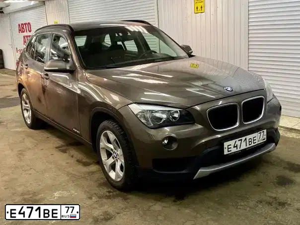 Фото автомобиля BMW X1, 2013 — госномер Т907ВХ797. Цвет: Коричневый