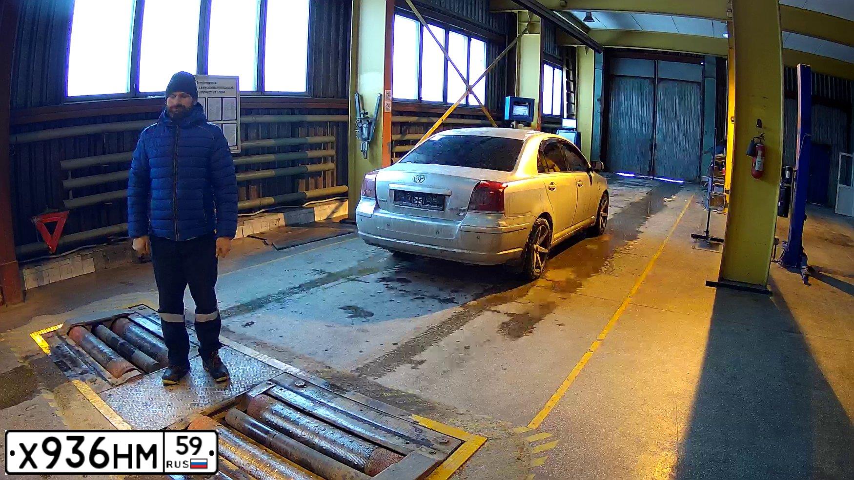 Фото автомобиля TOYOTA AVENSIS, 2003 — госномер Т213КК196. Цвет: СЕРЕБРИСТО-СЕРЫЙ