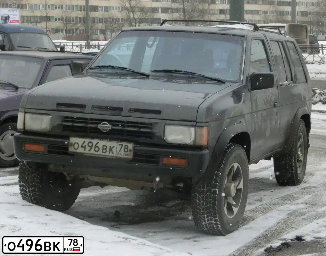 Фото автомобиля NISSAN PATHFINDER, 1994 — госномер О496ВК78. Цвет: СЕРЫЙ