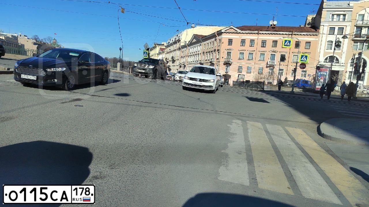 Фото автомобиля FORD FOCUS, 2010 — госномер В094СЕ147. Цвет: Темно-синий