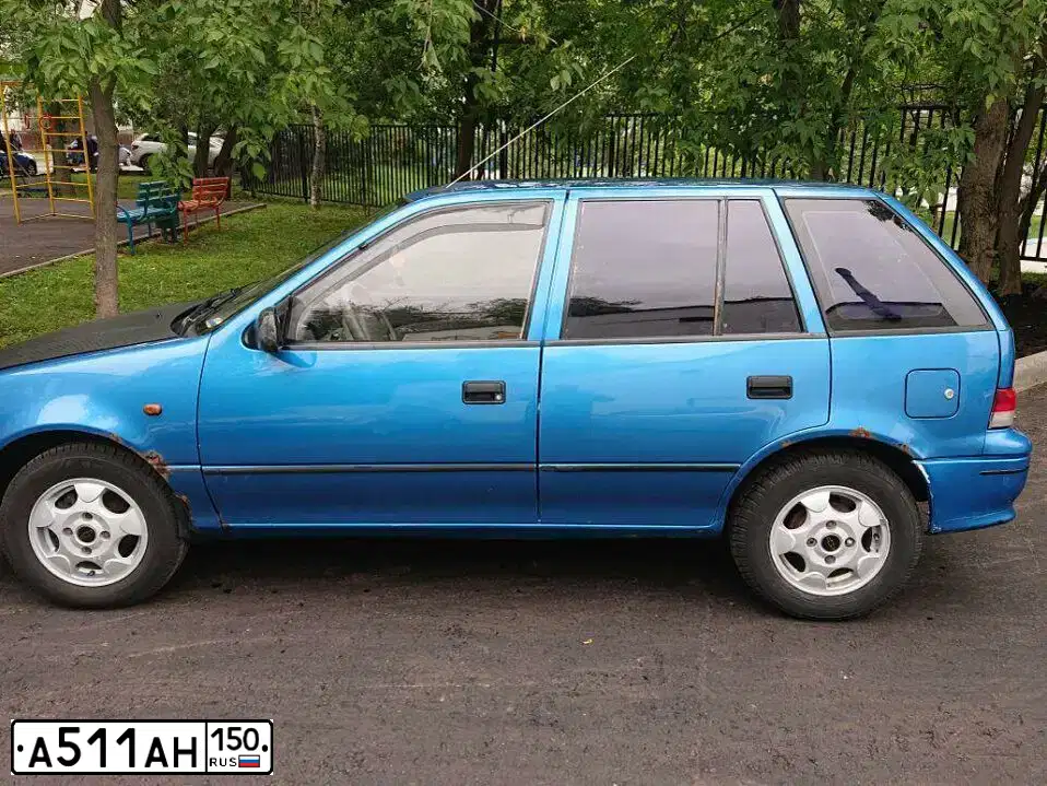 Фото автомобиля SUZUKI SWIFT, 1999 — госномер А077УМ156. Цвет: синий
