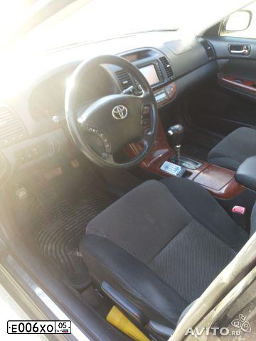 Фото автомобиля TOYOTA CAMRY, 2005 — госномер О515АЕ05. Цвет: ЧЕРНЫЙ