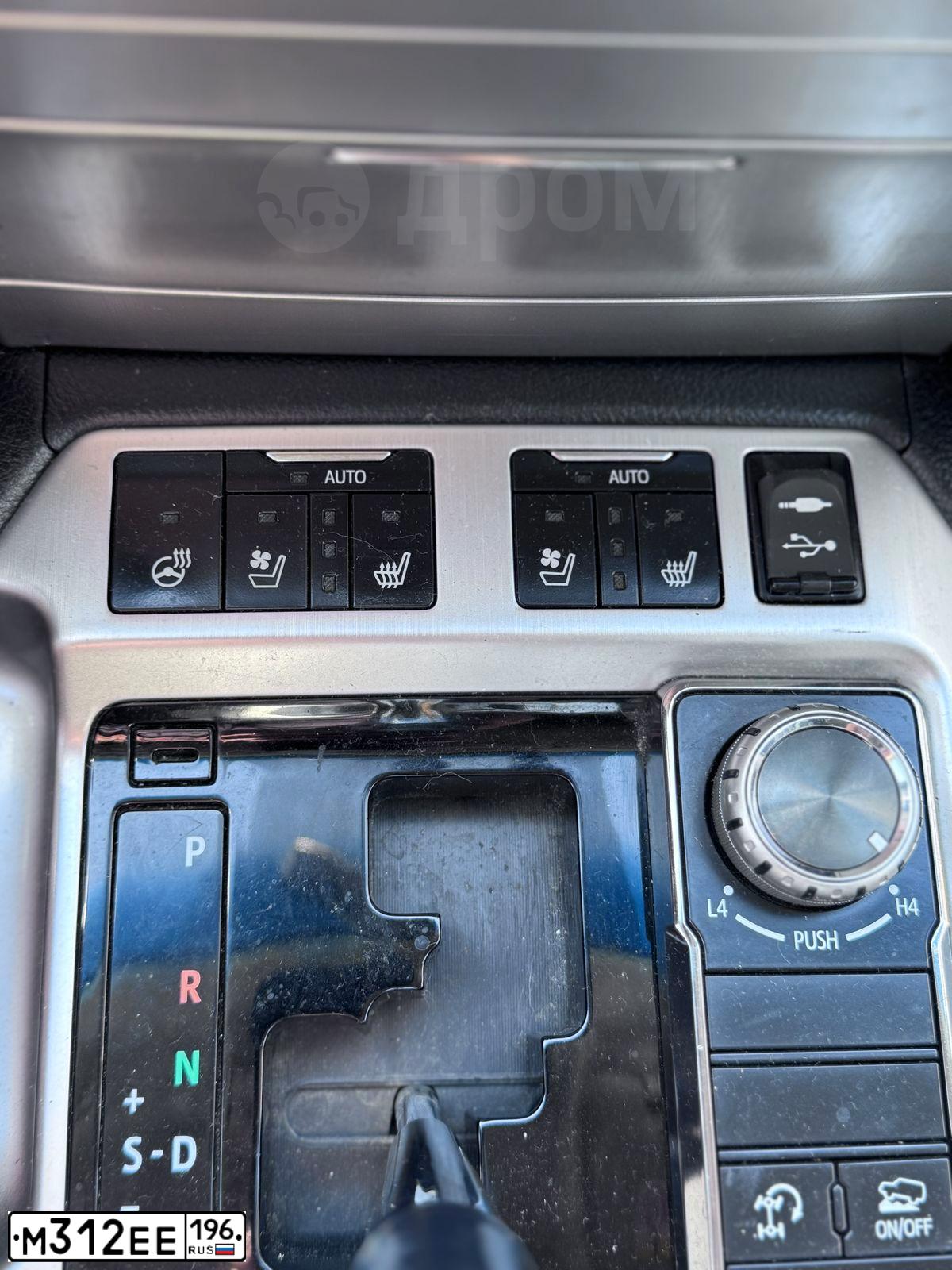 Фото автомобиля TOYOTA LANDCRUISER 200, 2015 — госномер М312ЕЕ196. Цвет: Белый