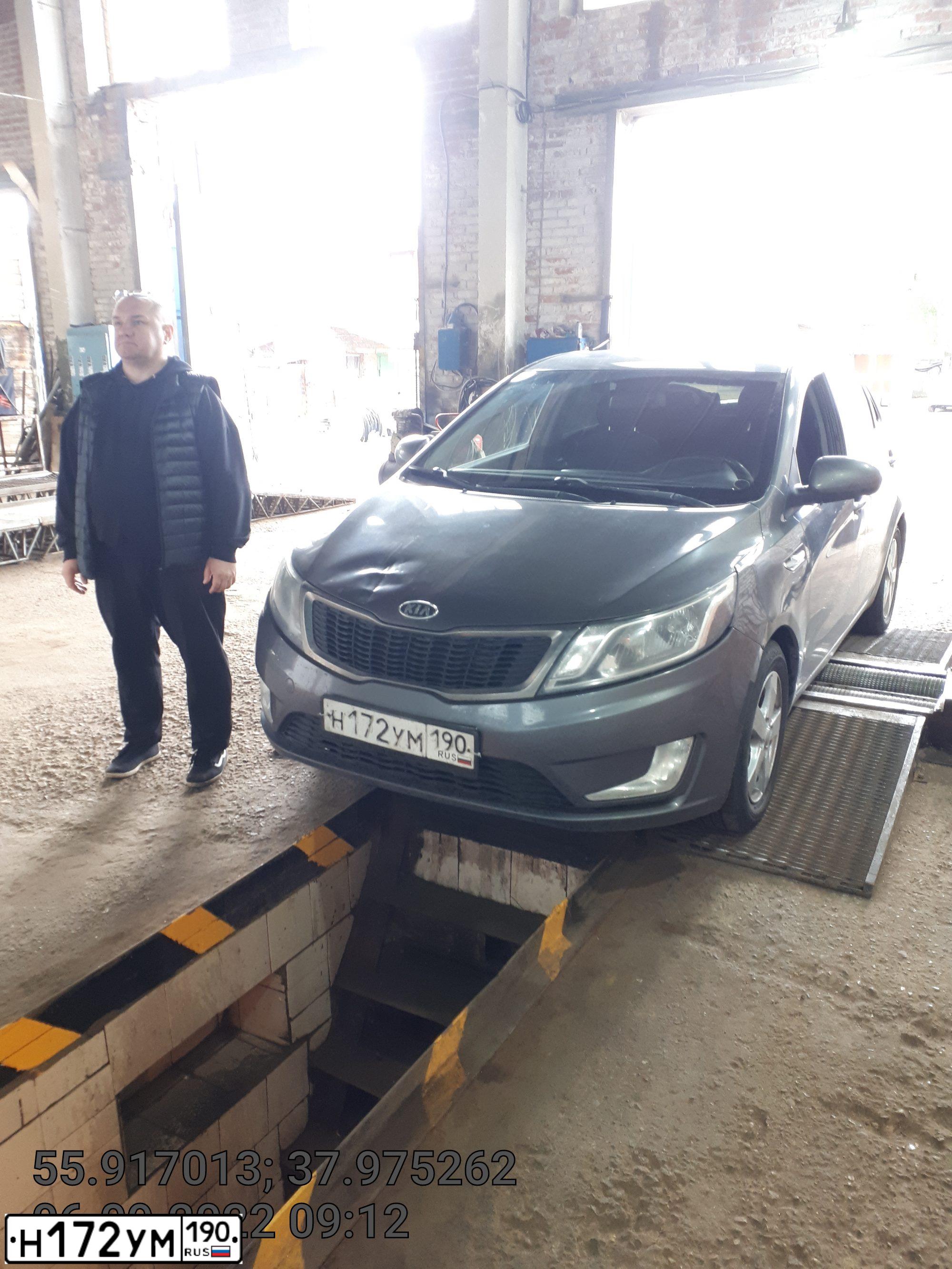 Фото автомобиля KIA RIO, 2012 — госномер Н172УМ190. Цвет: СЕРЫЙ