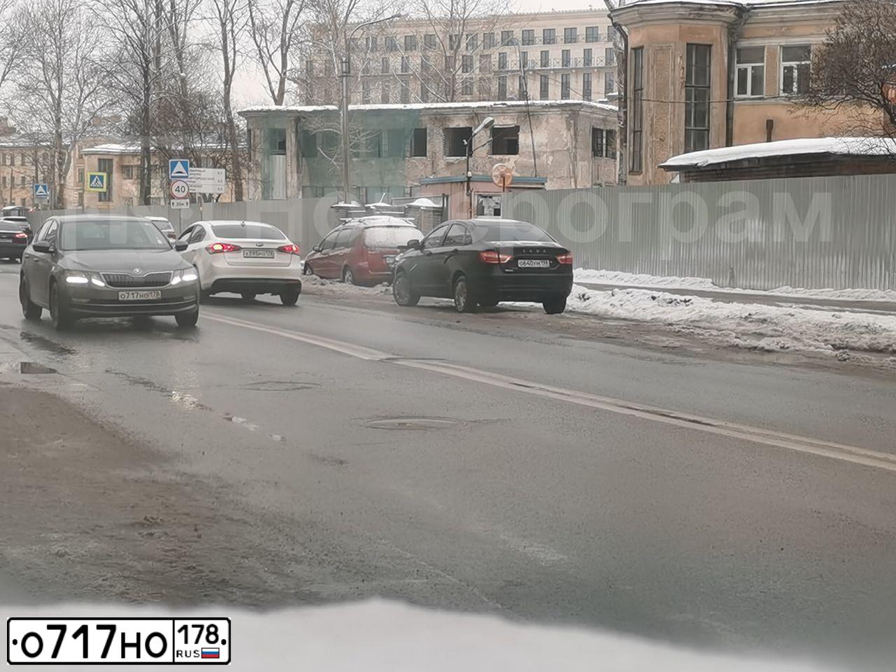 Фото автомобиля SKODA OCTAVIA, 2017 — госномер Н577КХ198. Цвет: ТЕМНО-СЕРЫЙ