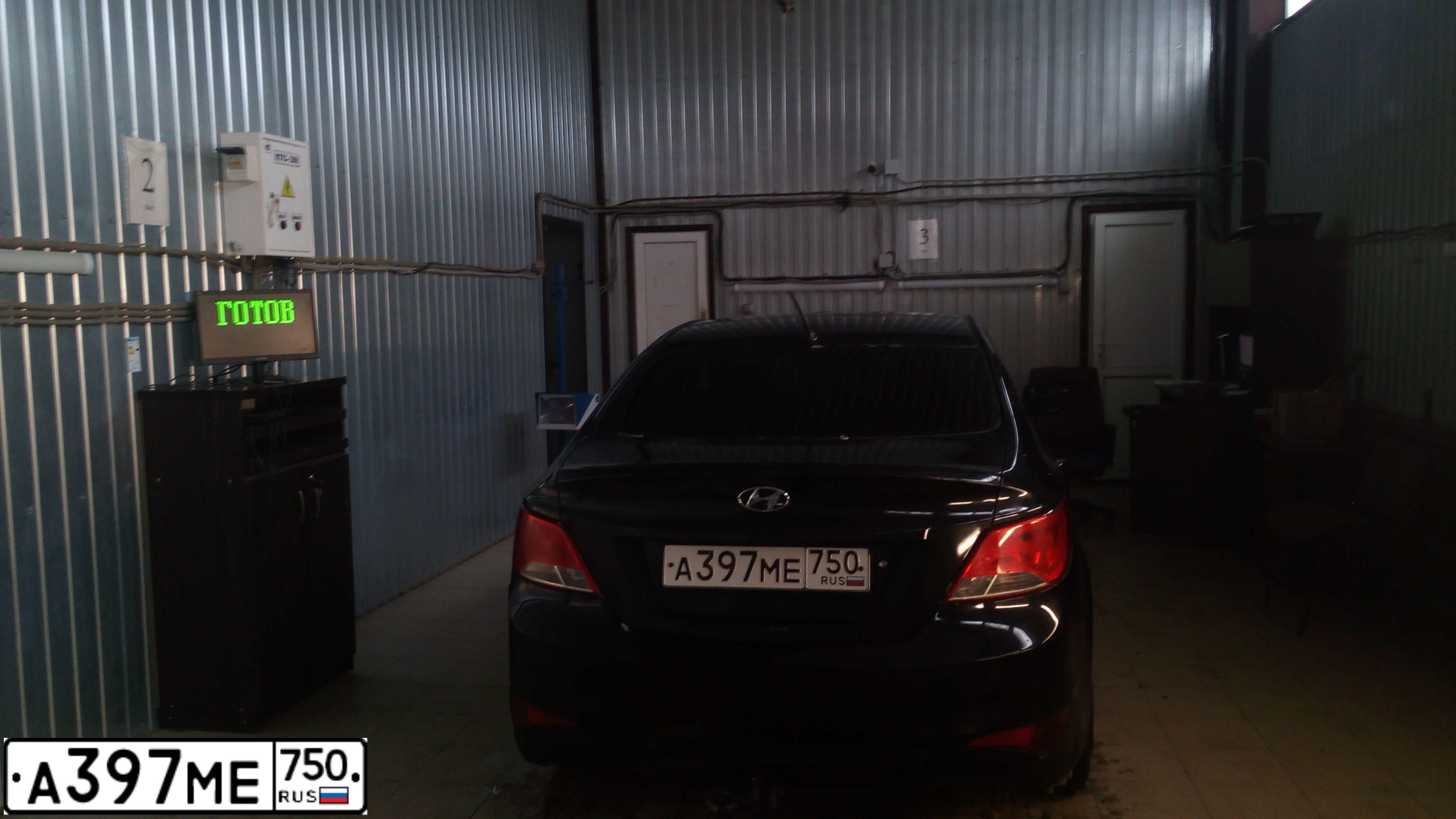 Фото автомобиля HYUNDAI SOLARIS, 2015 — госномер Р696СО40. Цвет: ЧЕРНЫЙ