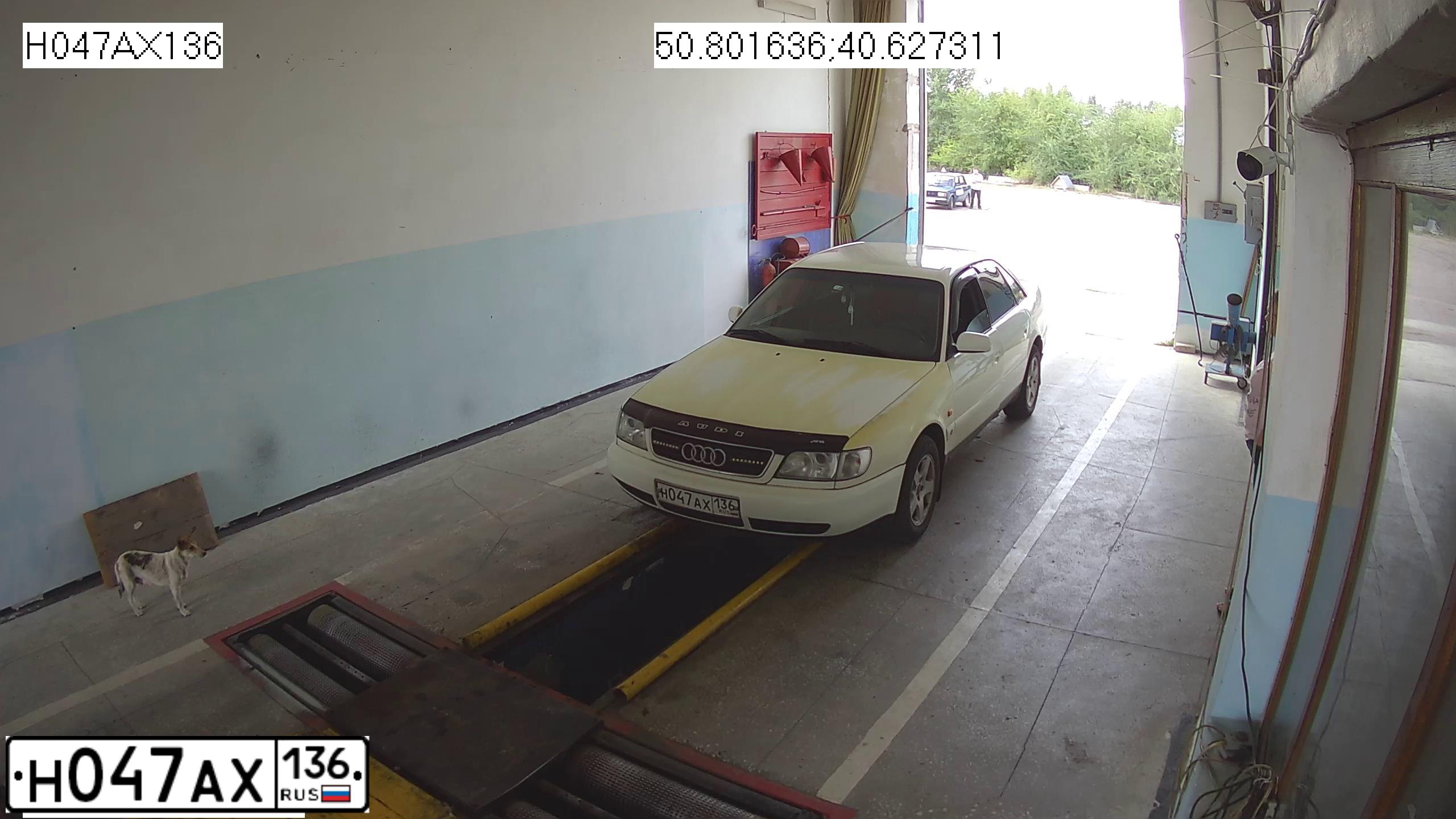 Фото автомобиля AUDI A6, 1995 — госномер Н047АХ136. Цвет: Белый