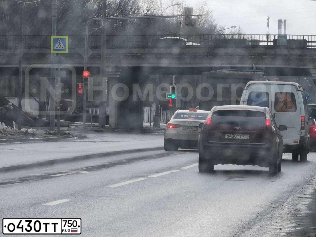 Фото автомобиля FORD FOCUS, 2005 — госномер О430ТТ750. Цвет: ВИШНЕВЫЙ