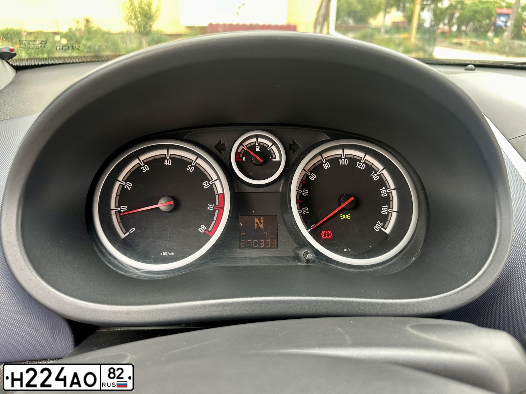Фото автомобиля OPEL CORSA, 2006 — госномер Н224АО82. Цвет: ТЕМНО-СЕРЫЙ
