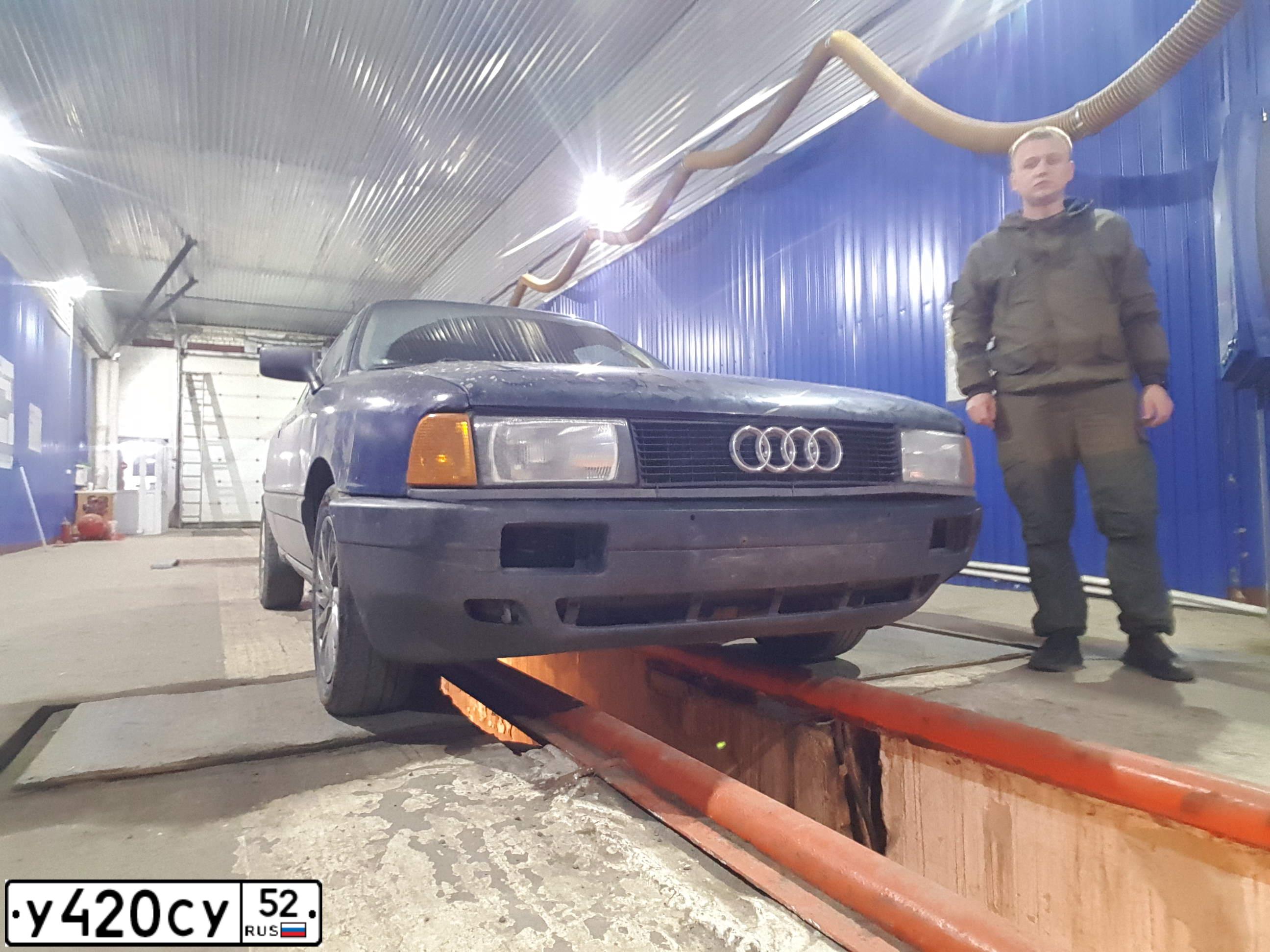 Фото автомобиля AUDI 80, 1989 — госномер А372НУ252. Цвет: СИНИЙ