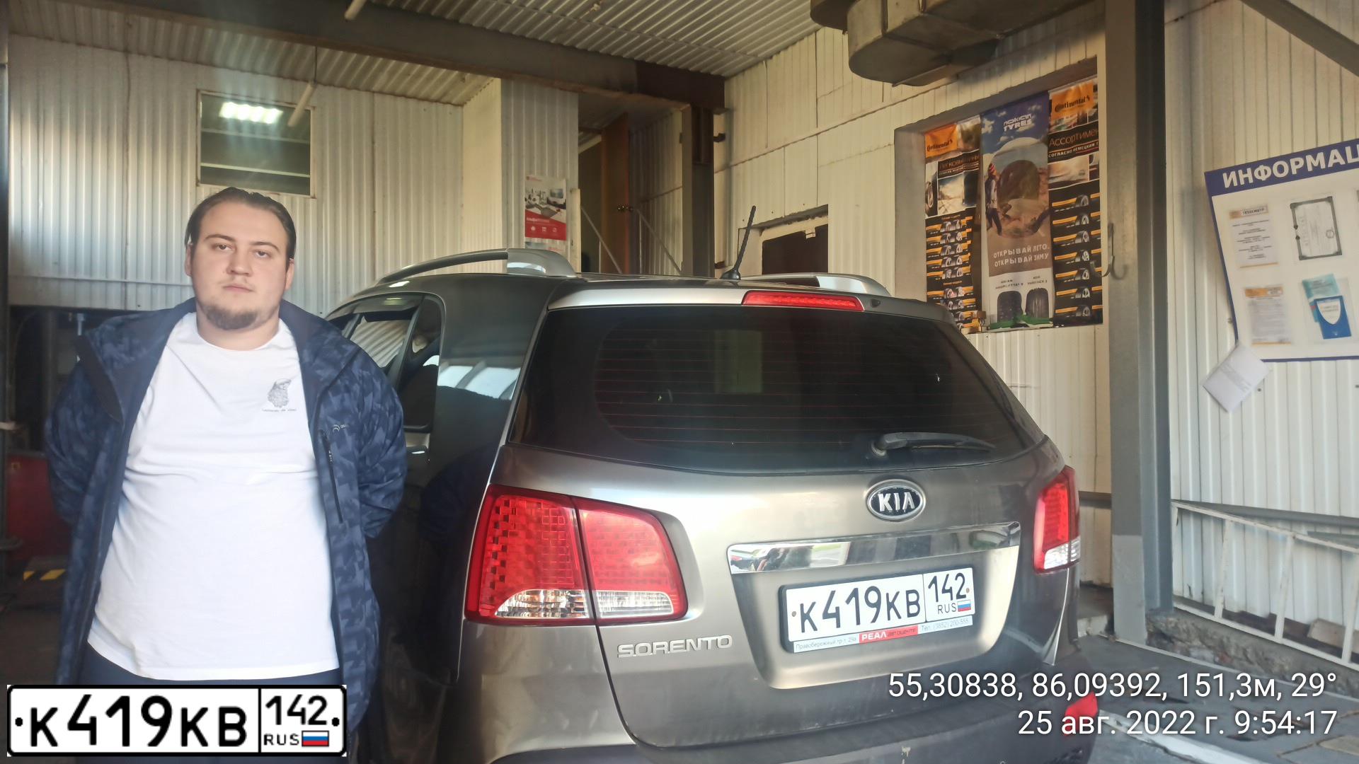 Фото автомобиля KIA SORENTO, 2010 — госномер В132ОЕ142. Цвет: Серый